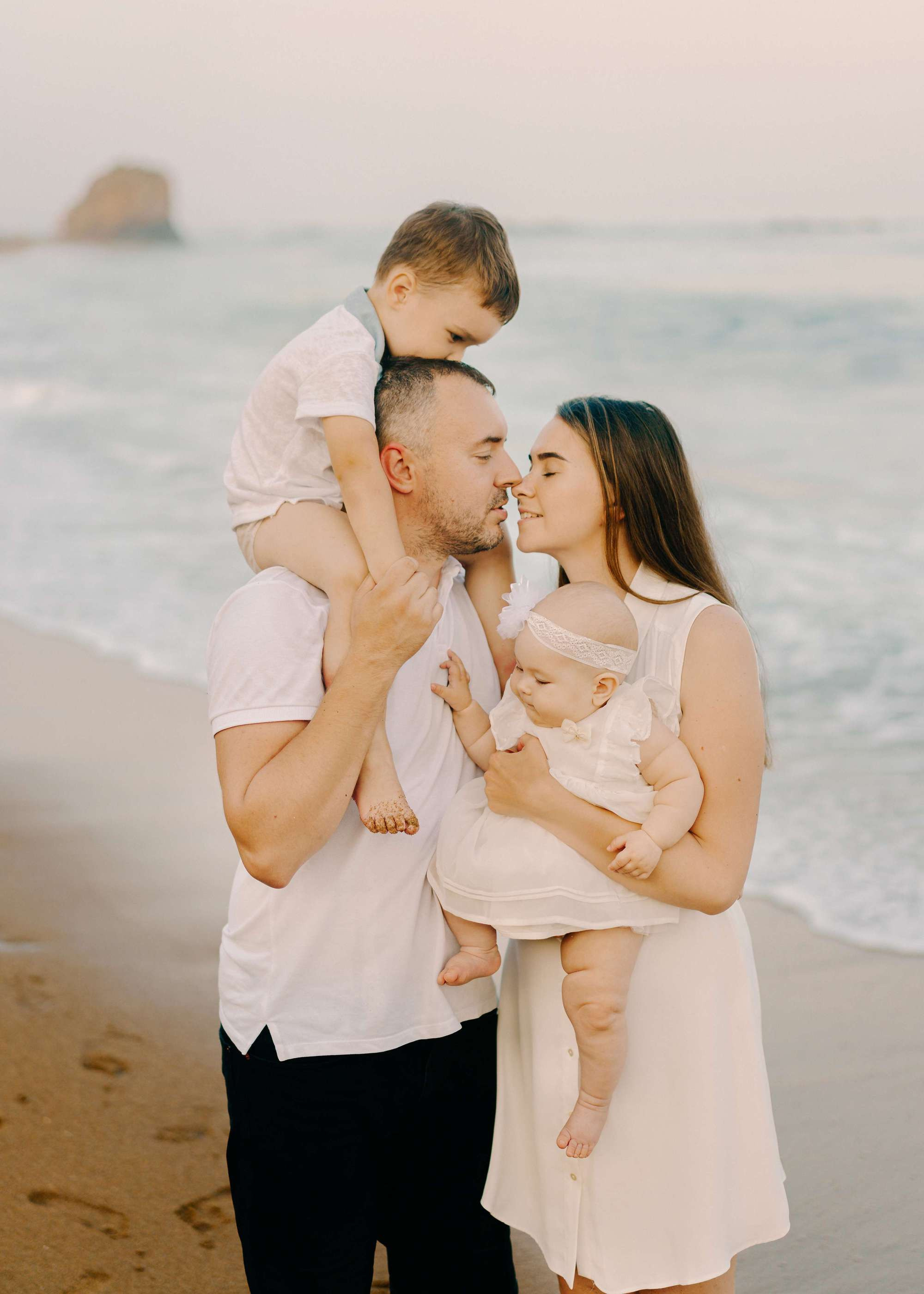 FAMILY BY THE OCEAN. Wedding Photography & Videography Team in California, Los Angeles, San Francisco, San Diego and Travel