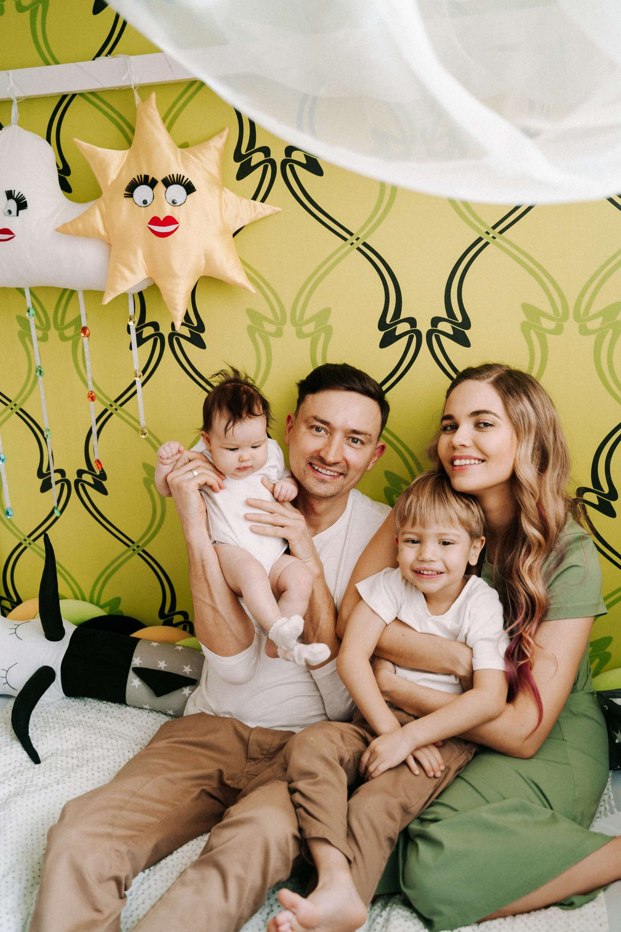 FAMILY SESSION AT HOME. Wedding Photography & Videography Team in California, Los Angeles, San Francisco, San Diego and Travel