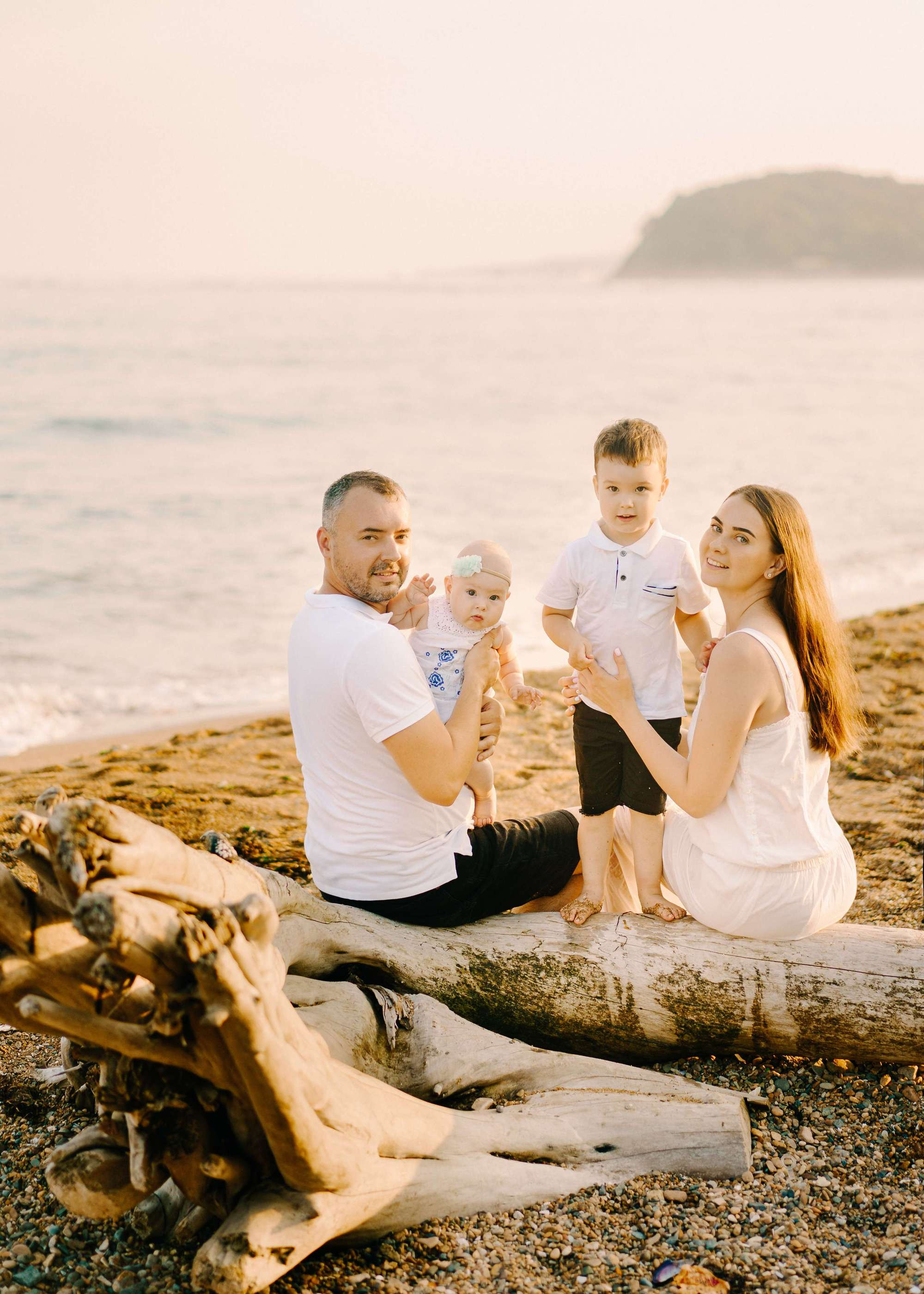 FAMILY BY THE OCEAN. Wedding Photography & Videography Team in California, Los Angeles, San Francisco, San Diego and Travel