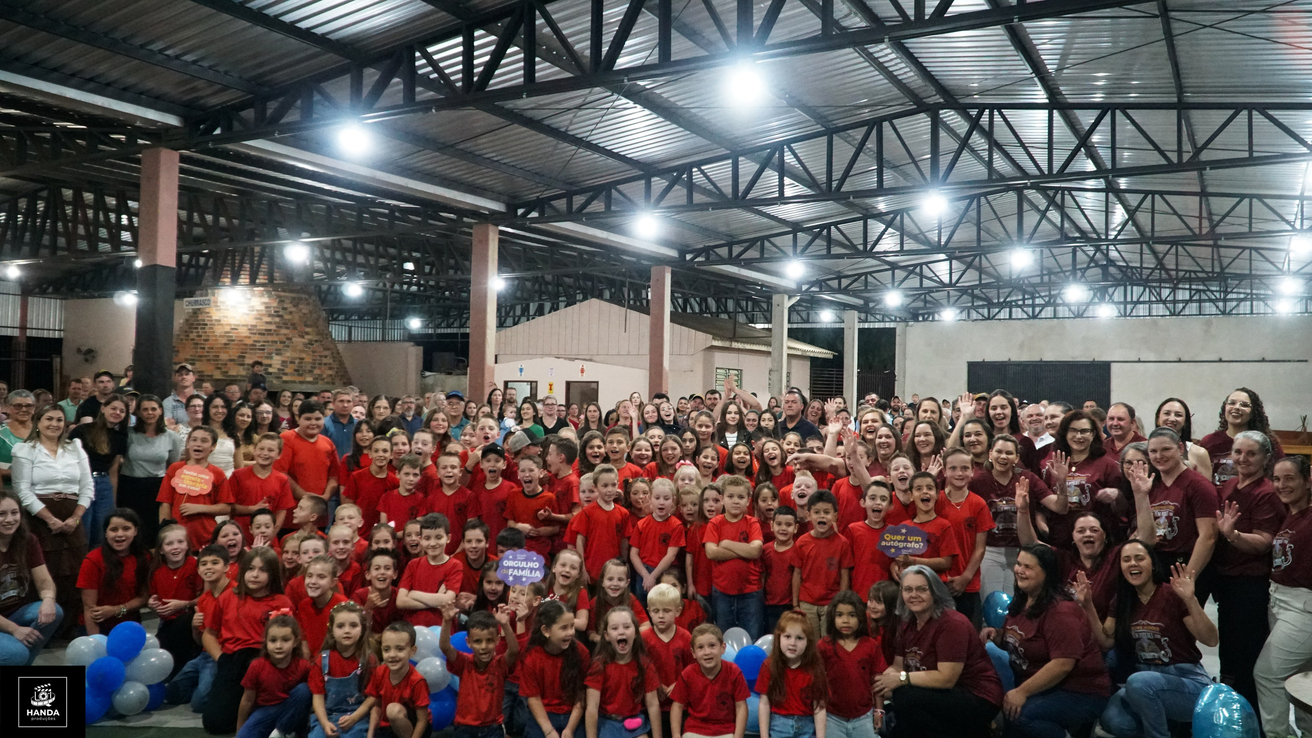 Noite autógrafos colégio Aurélio Buarque de Holanda. Handa Produções