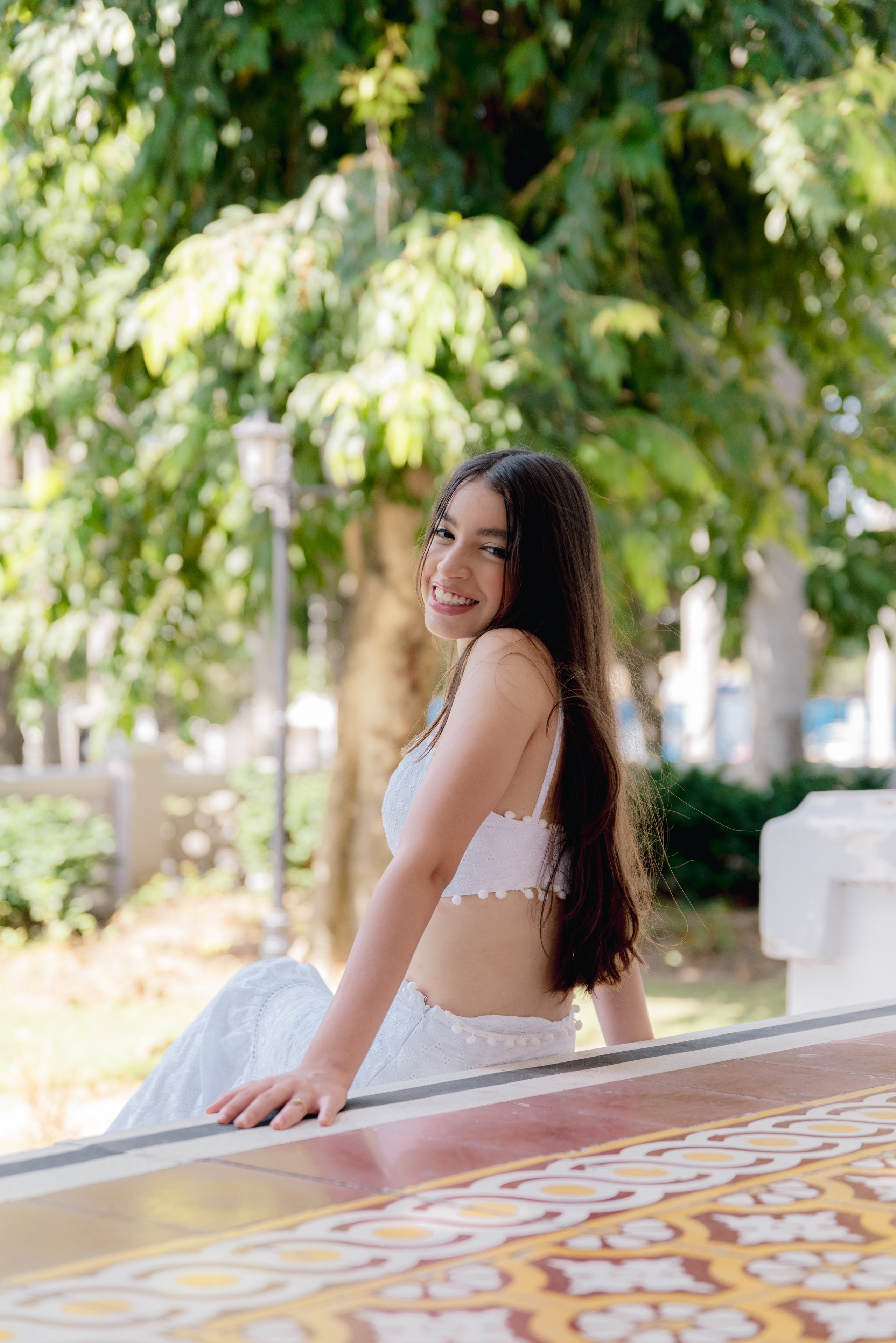 Retrato posado quinceañera en exteriores plantas verdes sesión profesional BanderArt