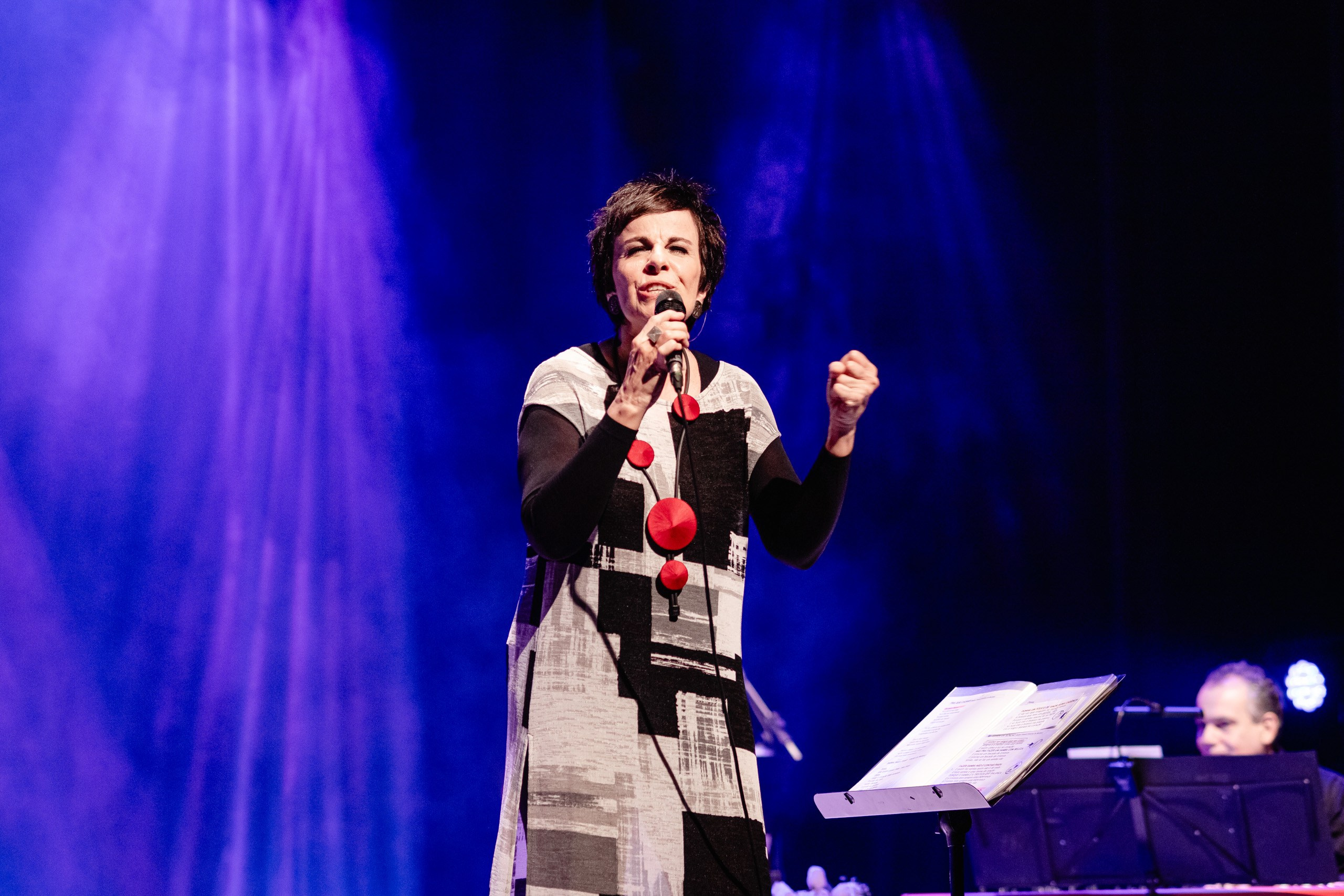 Show da cantora Leila Pinheira no Teatro Municipal de Itajaí