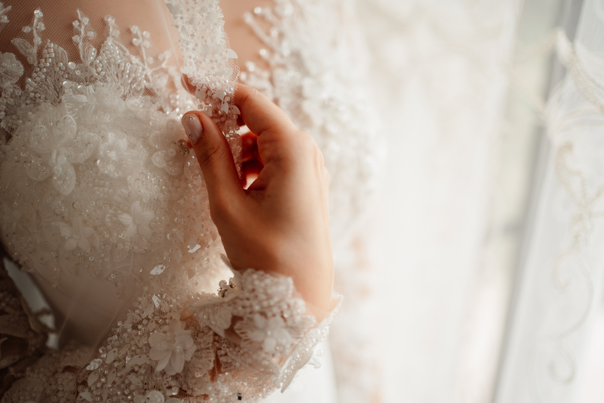 Moment emoționant între miri în ziua nunții, surprins într-un cadru natural și romantic, la Reina Events. Fotografie de nuntă profesională, editată artistic pentru a evidenția emoția și eleganța evenimentului.