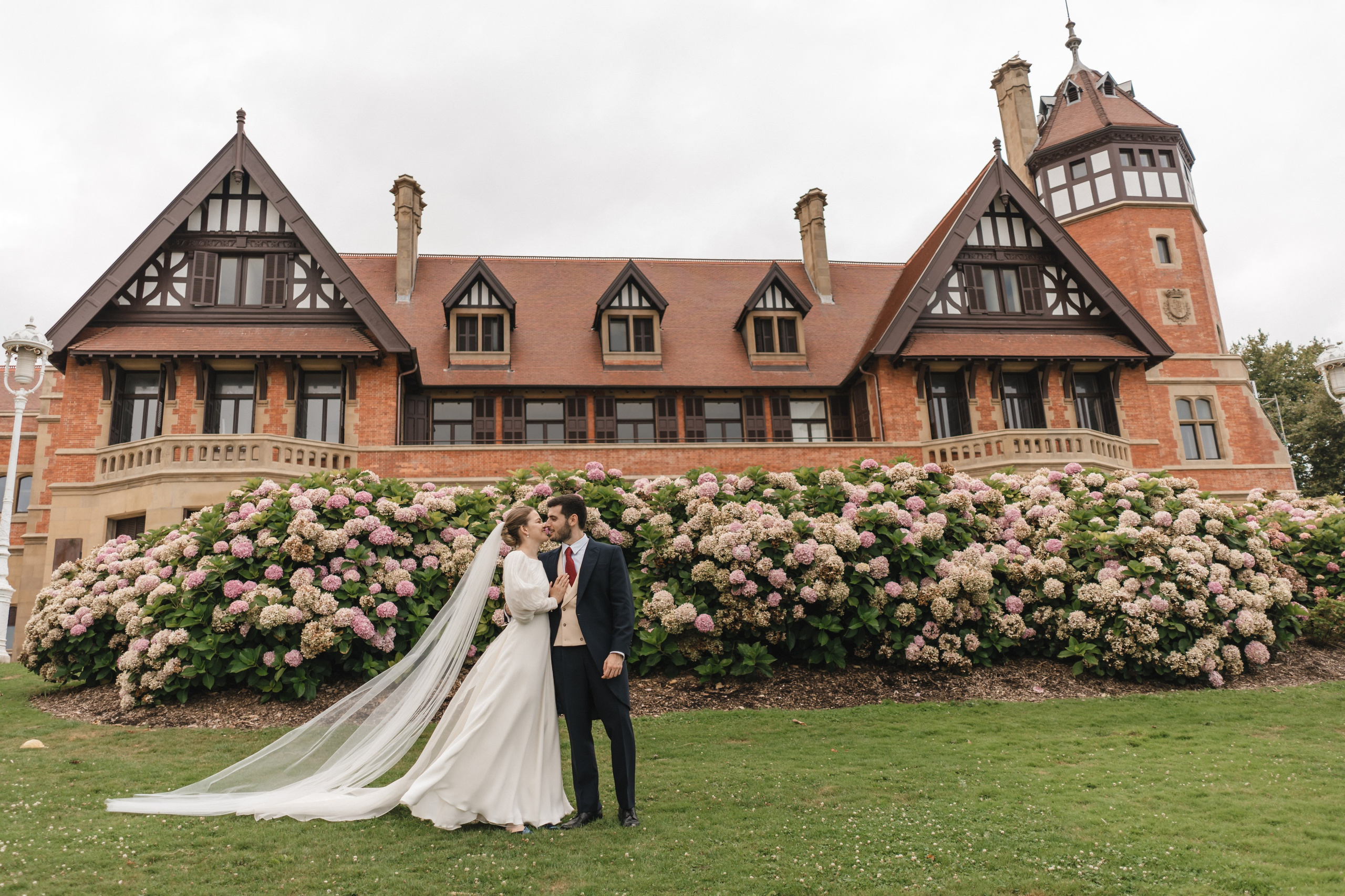 Elegancia y alegría familiar. Boda de Andrés y Lucía en San Sebastián. Holigood foto y video reportaje de bodas en San Sebastián y Europa