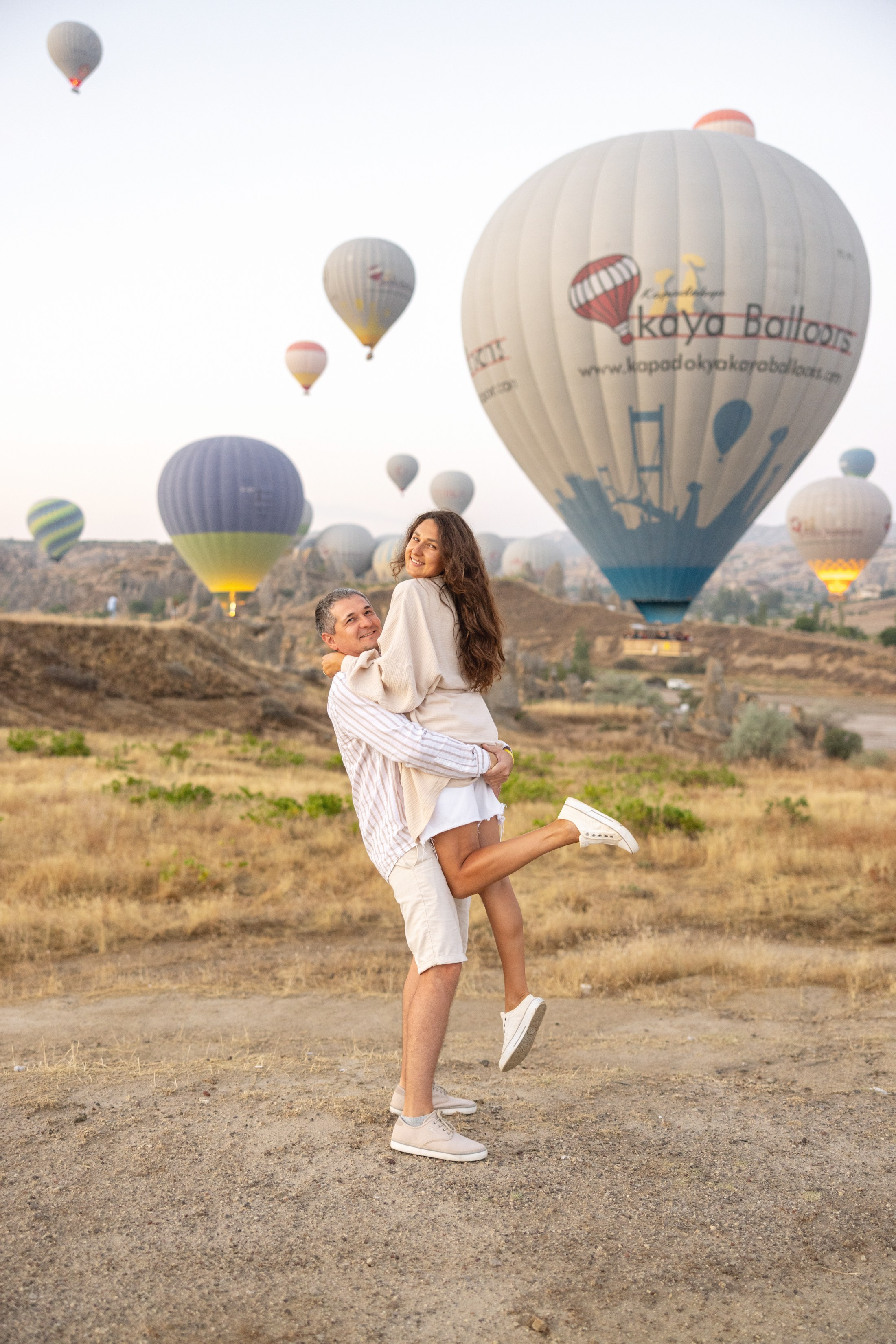 Family Photoshoot at Sunrise with Cappadocia’s Hot Air Balloons. Julia Ganch I Fashion Wedding Photography I Cappadocia Turkey