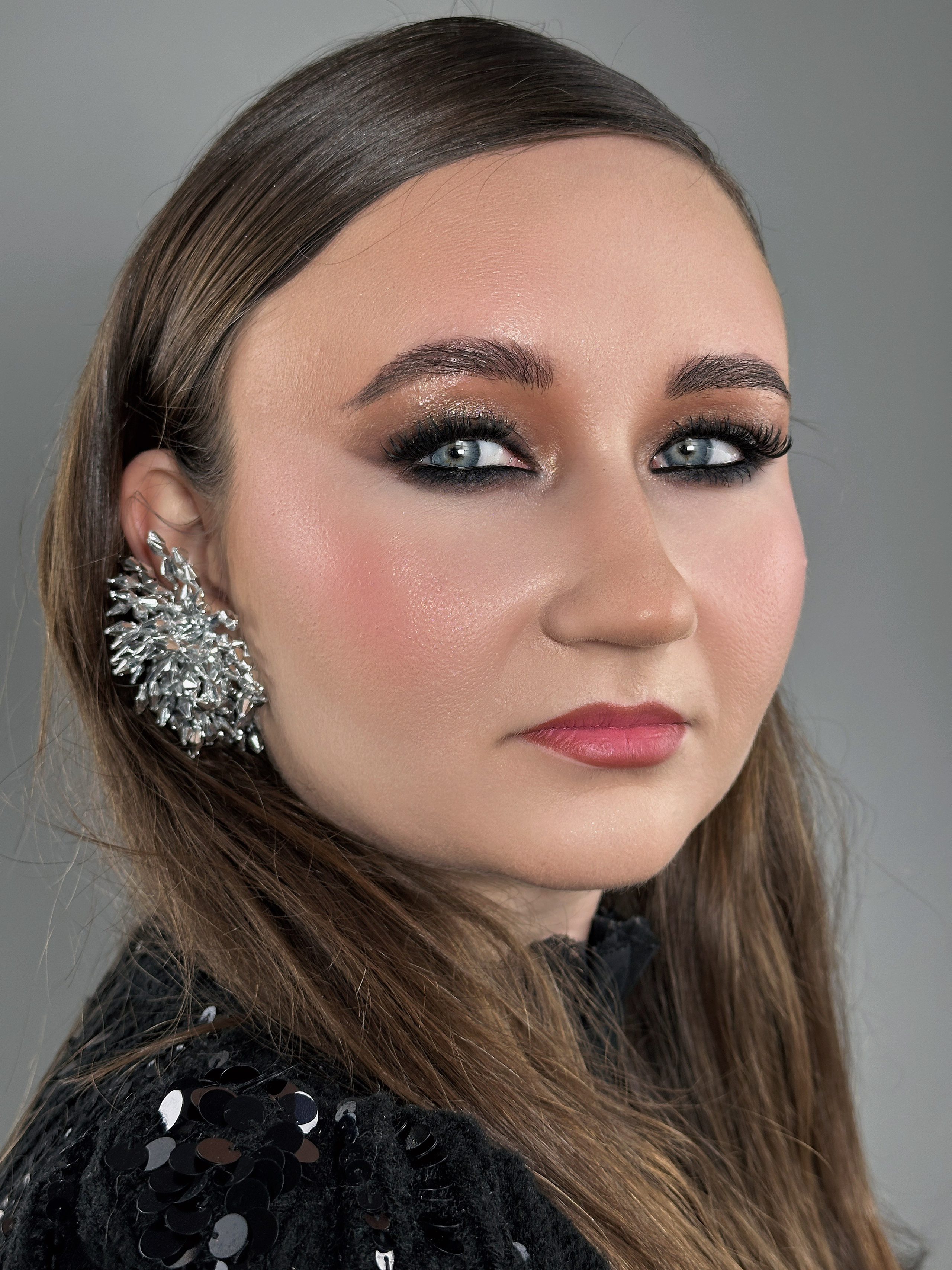 Machiaj smokey eyes dramatic cu nuanțe închise și estompate, creând un efect fumuriu seducător