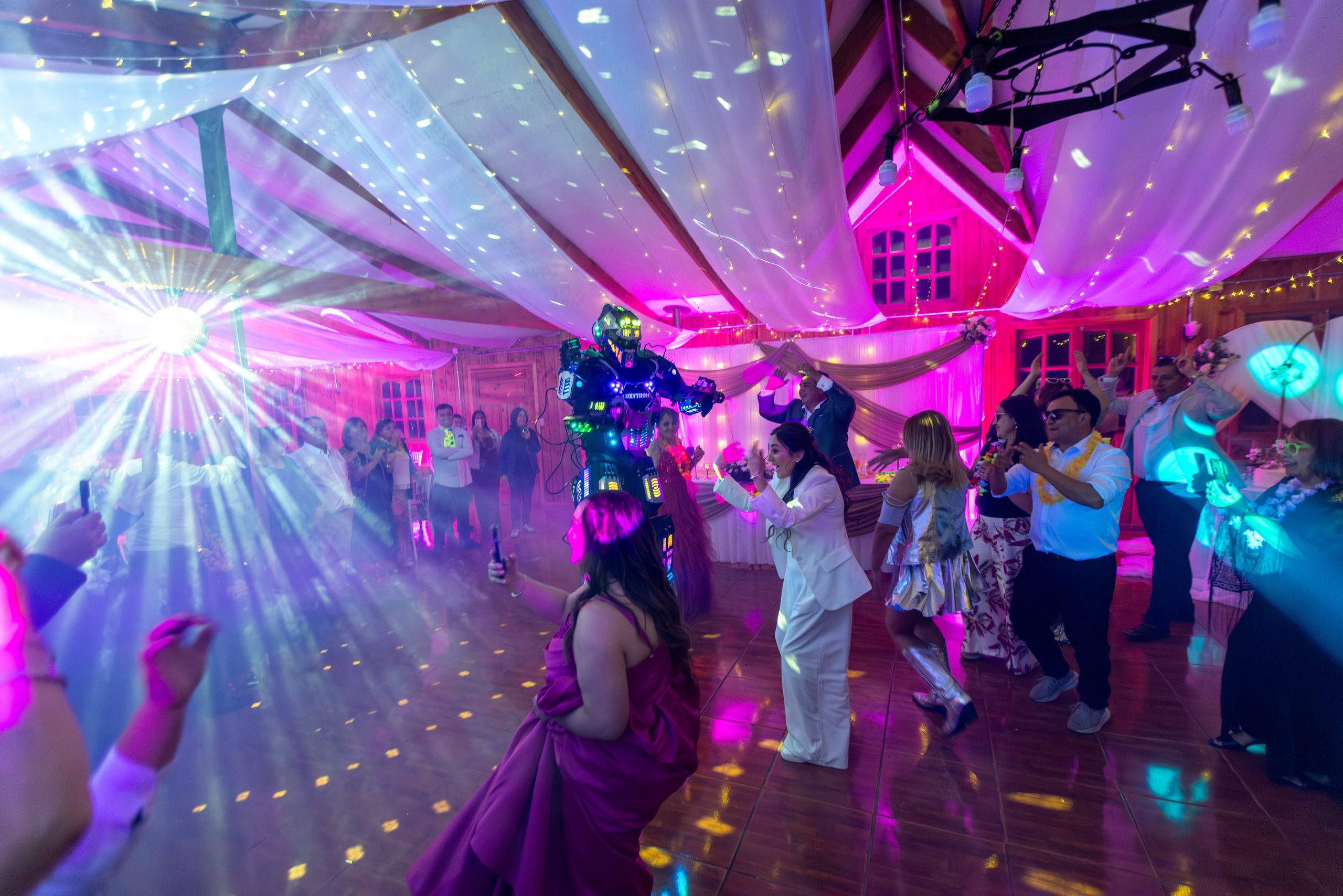 Elizabeth & Luis. Dinka & Emilio - El arte de preservar lo que no se repite