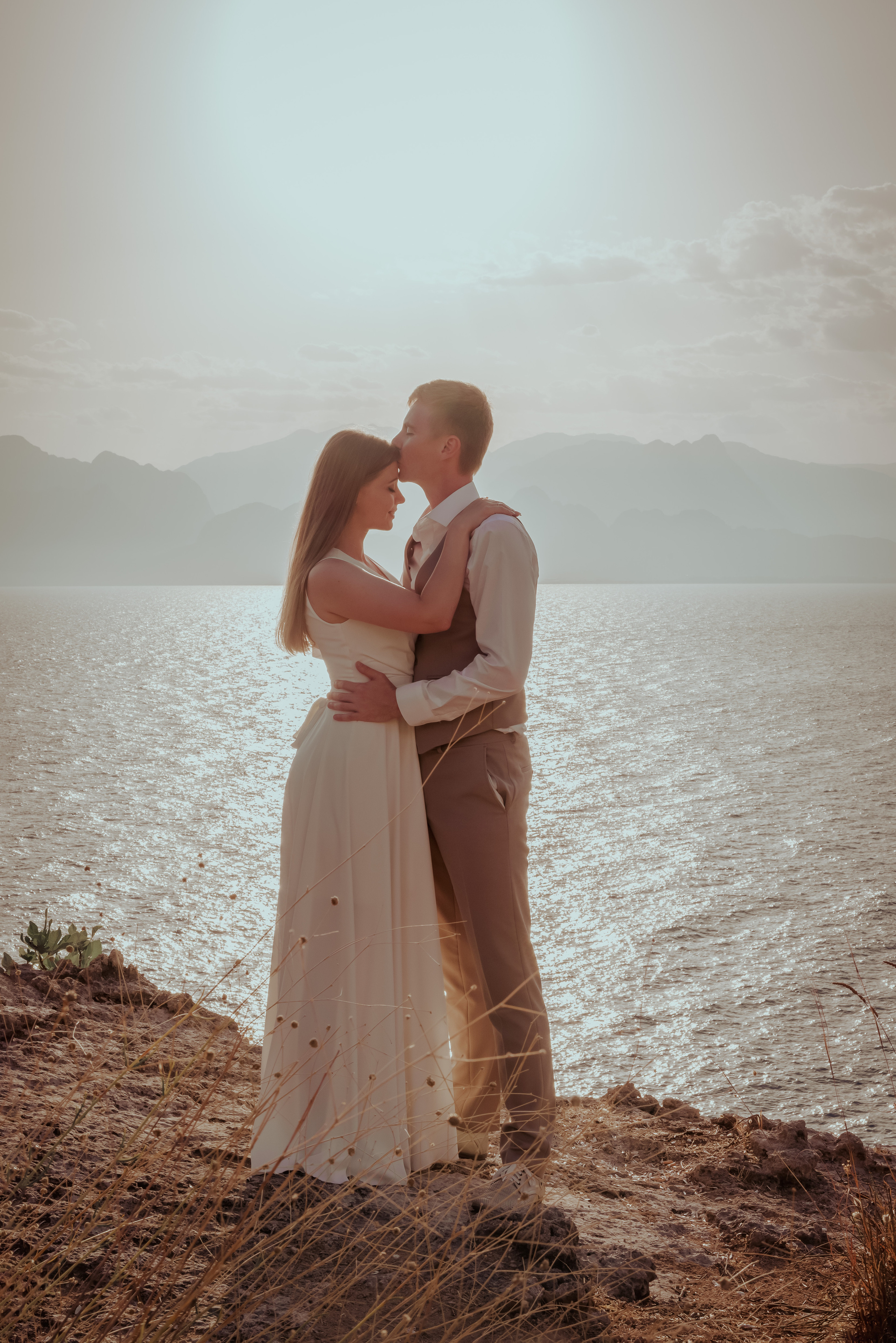 Свадебная фотосессия на скалах в Анталии. Фотограф в Анталии, Кемере, Турции