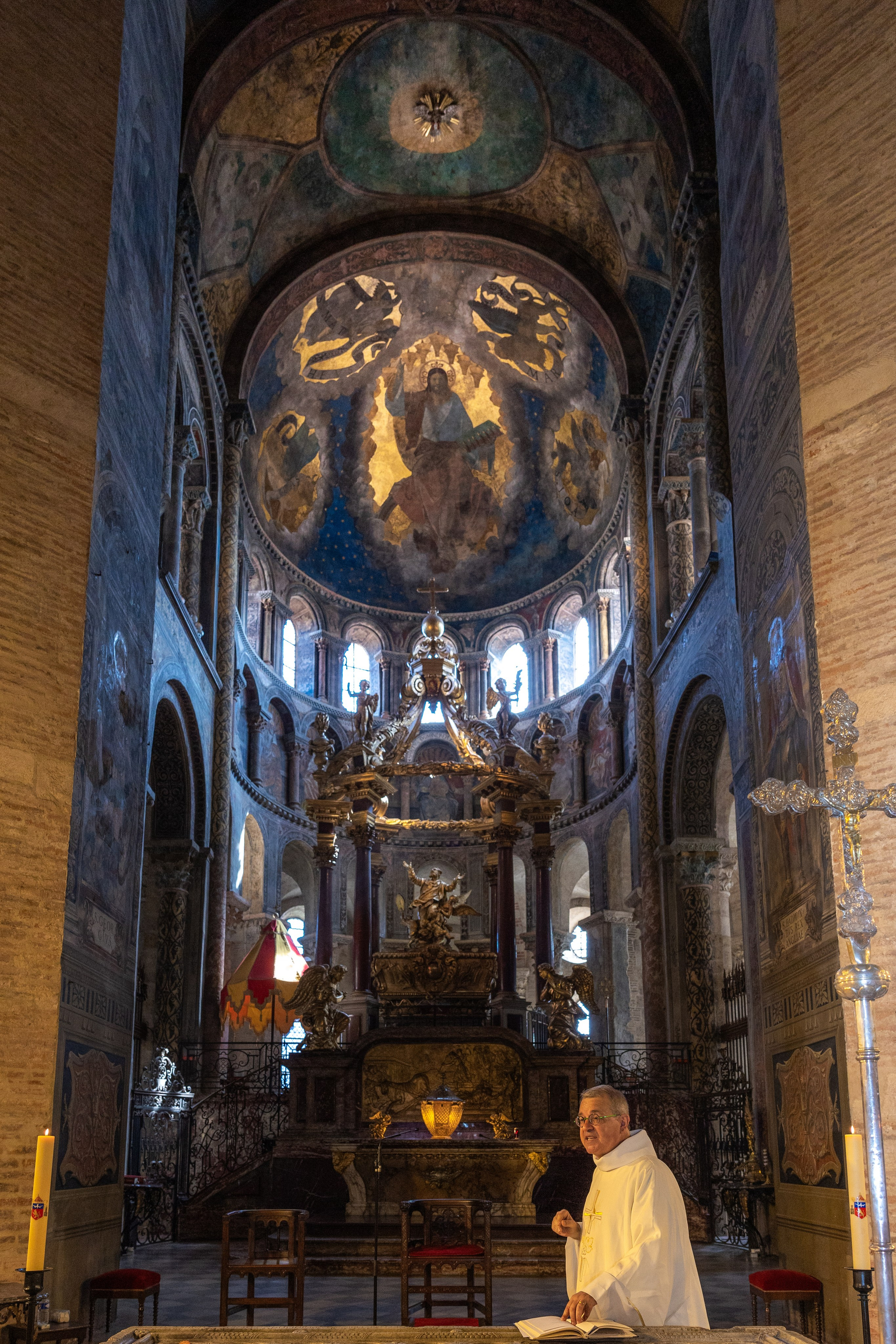 The Baptism of Diana in the Church of Saint-Sernin in Toulouse. Eugénie Smirnova — Photographe à Toulouse et dans le Sud-Ouest