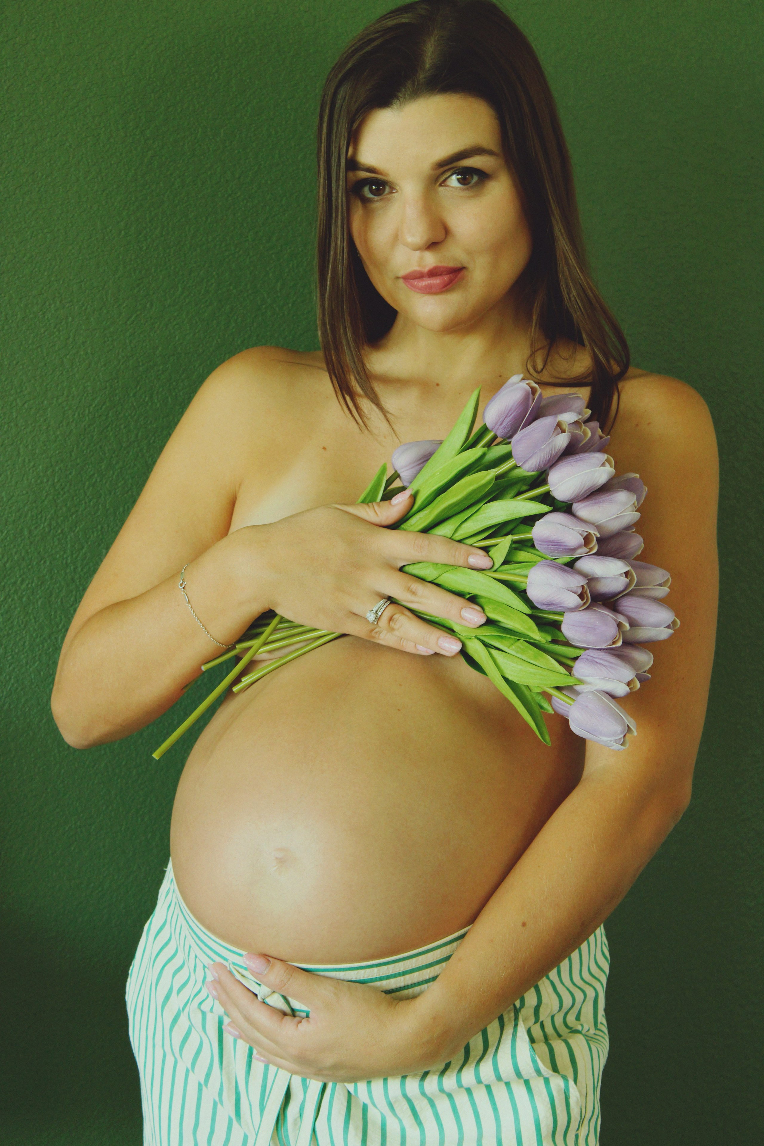 Maternity, Family & Pregnancy Photoshoot at Home. Lana Petrychenko — Portrait & Family Photographer. Valencia, Spain