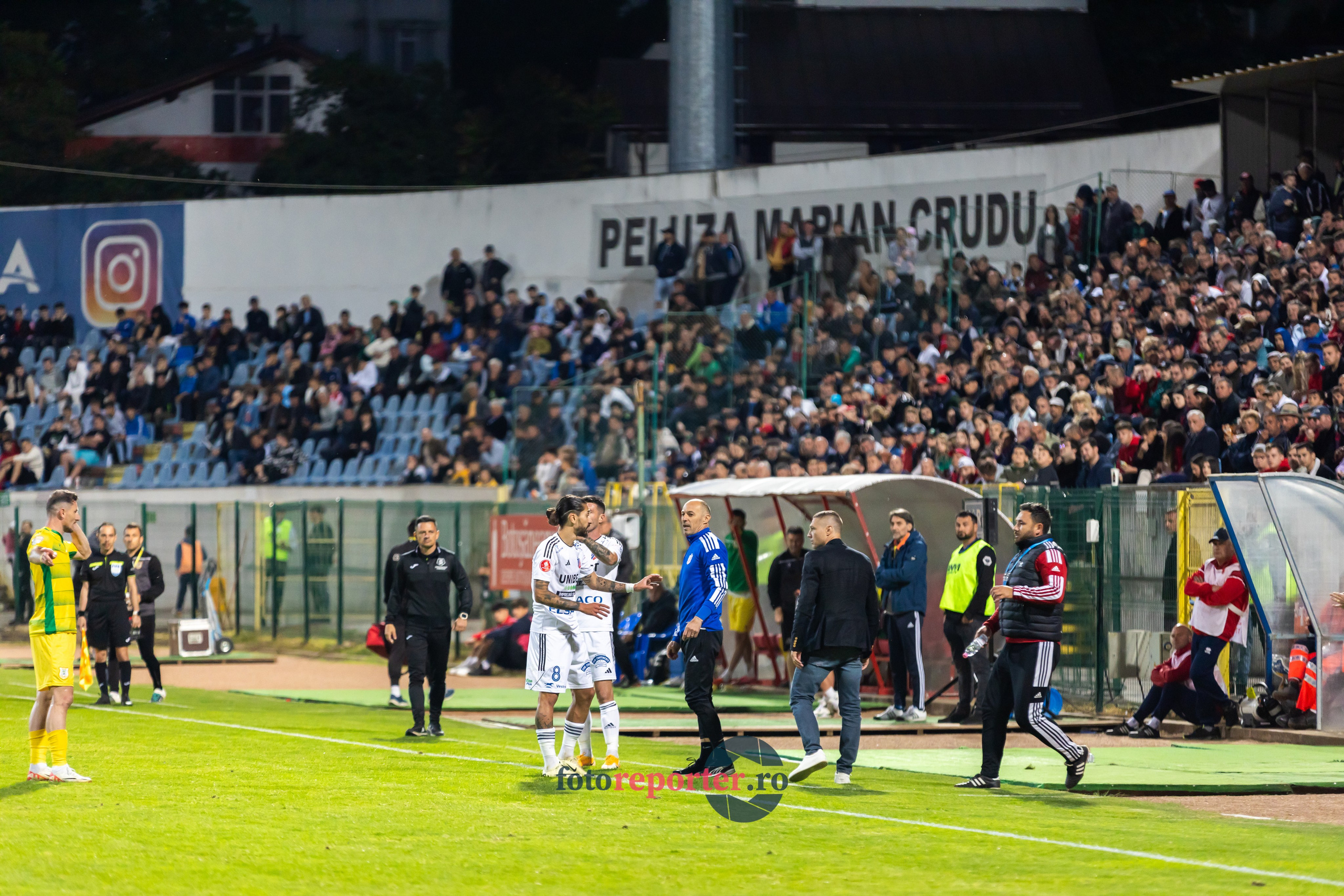 Galerie Foto: FC Botoșani vs. CS Mioveni - Pe 17 mai 2024, am fost martorii unei partide incredibile între FC Botoșani și CS Mioveni, în prima manșă a barajului pentru evitarea retrogradării. În fața unui stadion plin de emoție și speranță, echipa noastră a obținut o victorie importantă, cu un gol marcat de Aldair în minutul 93. 💪 *FC Botoșani 1-0 CS Mioveni*⚽️ Urmăriți momentele cheie ale meciului și bucuria suporterilor în această galerie foto! Pregătiți-vă pentru meciul de retur de pe 24 mai, când vom lupta din nou pentru a rămâne în prima ligă.#FCBotoșani #CSMioveni #BarajRetrogradare #ForzaBotoșani 