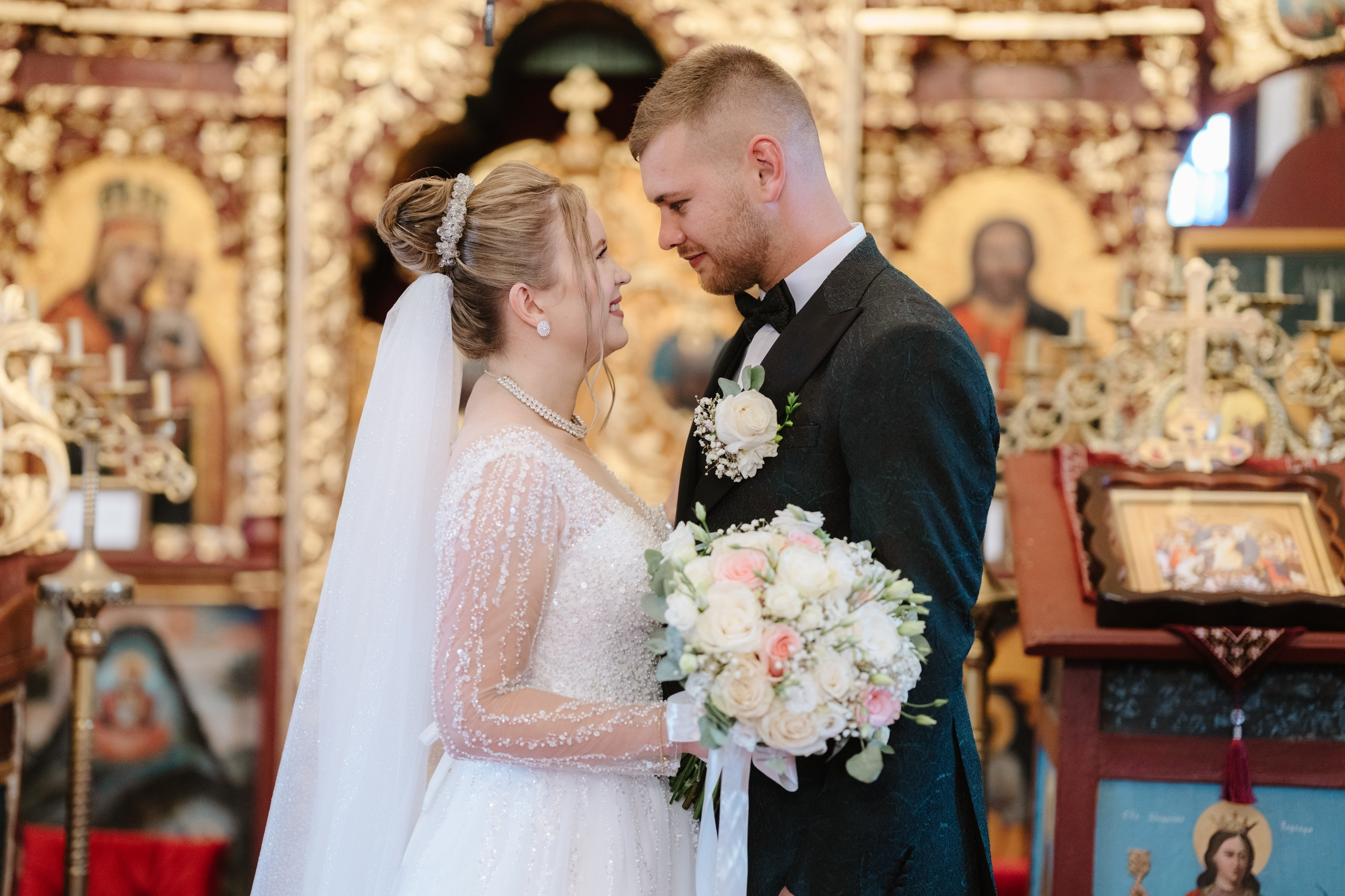 * fotograf stare civilă Siret* fotograf Bucovina* fotograf nuntă Suceava* fotograf Iași Botoșani* stare civilă tradițională* ie românească nuntă* AlinoFotoStudio* fotograf Andrei și Andreea- Alin Chirilă fotograf – stare civilă Siret, Suceava, Andrei și Andreea în ie tradițională, poveste spusă prin fotografiefotograf stare civilă Siret Suceava Alin Chirilă – miri îmbrăcați în costum tradițional bucovineanAlin Chirilă fotograf nuntă Siret Suceava – stare civilă autentică în Bucovina, emoții realefotograf Siret Suceava Alin Chirilă – Andrei și Andreea la starea civilă în ie tradiționalăstare civilă Siret fotograf Alin Chirilă – cadre naturale cu miri în costum popular din Bucovinafotograf nuntă Siret Suceava Alin Chirilă – povestitor prin fotografie, moment emoționant la starea civilăAlin Chirilă fotograf stare civilă Siret – iubire autentică surprinsă în stil documentarfotograf Bucovina Siret Alin Chirilă – stare civilă în ie tradițională, cadre pline de emoțieAlin Chirilă fotograf Suceava – Andrei și Andreea spun DA la starea civilă în Siretfotograf stare civilă Suceava Siret Alin Chirilă – poveste de iubire în stil tradițional românesc - Alin Chirilă fotograf profesionist, AlinoFotoStudio, fotograf evenimente Siret, Suceava County, Iași, Bacău County, Botoșani, Neamț County, fotograf nunți, botezuri, cununii civile, portrete și momente autentice surprinse elegant.- Alin Chirilă surprinde momente elegante de nuntă și evenimente speciale prin AlinoFotoStudio, fotograf disponibil în Siret, Suceava County, Iași, Bacău County, Botoșani și Neamț County, specializat în nunți, botezuri și cununii civile. - Alin Chirilă fotograf profesionist, AlinoFotoStudio, fotograf nuntă și evenimente în Siret, Suceava, Iași, Bacău, Botoșani și Piatra Neamț, fotograf nunți, botezuri, cununie civilă, ședințe foto, trash the dress, logodnă, familie, portrete și fotografii autentice. - AlinoFotoStudio by Alin Chirilă, fotograf evenimente premium în Suceava County, Iași County, Bacău County, Botoșani County și Neamț County, fotograf de familie, fotograf ceremonii religioase, petreceri și momente emoționante. - Alin Chirilă fotograf, povestitor prin fotografie, servicii foto profesionale pentru mireasă, mire, pregătiri nuntă, biserică, restaurant, valsul mirilor, tradiții românești și amintiri de neuitat în Moldova.