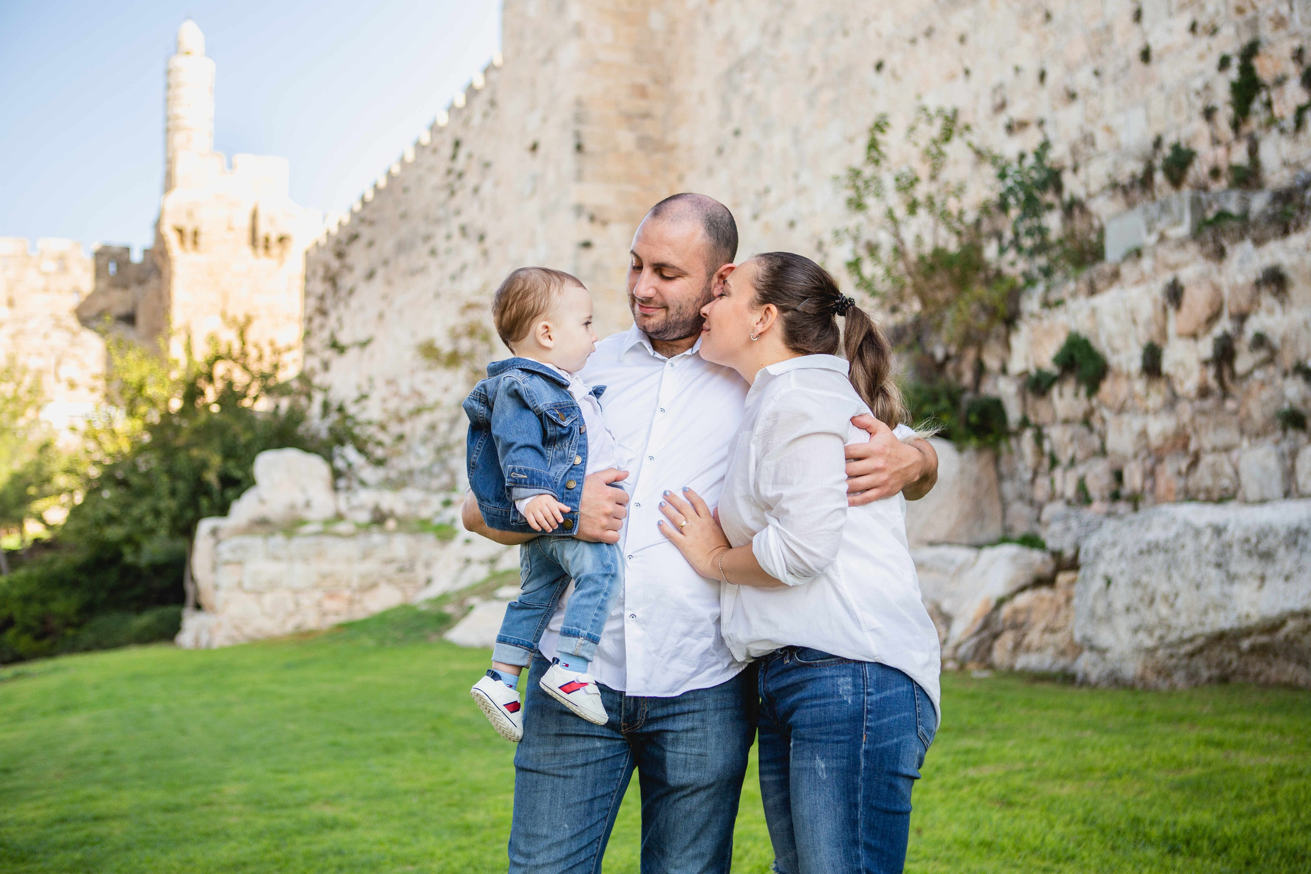 AT THE WALLS OF THE OLD CITY. PHOTOGRAPHER IN ISRAEL