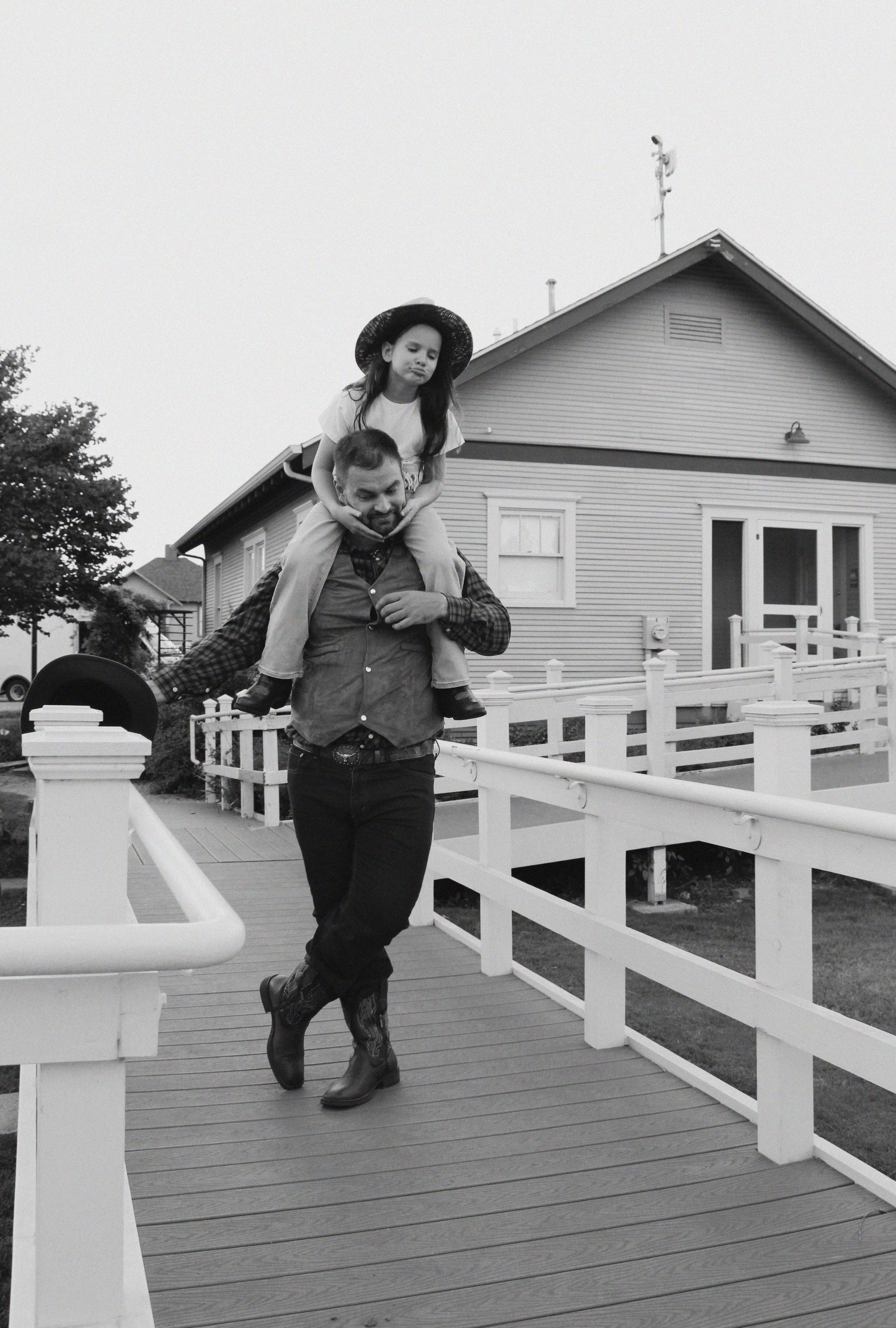Texas Countryside Family Photoshoot in Cowboy Style. Lana Petrychenko — Portrait & Family Photographer. Valencia, Spain