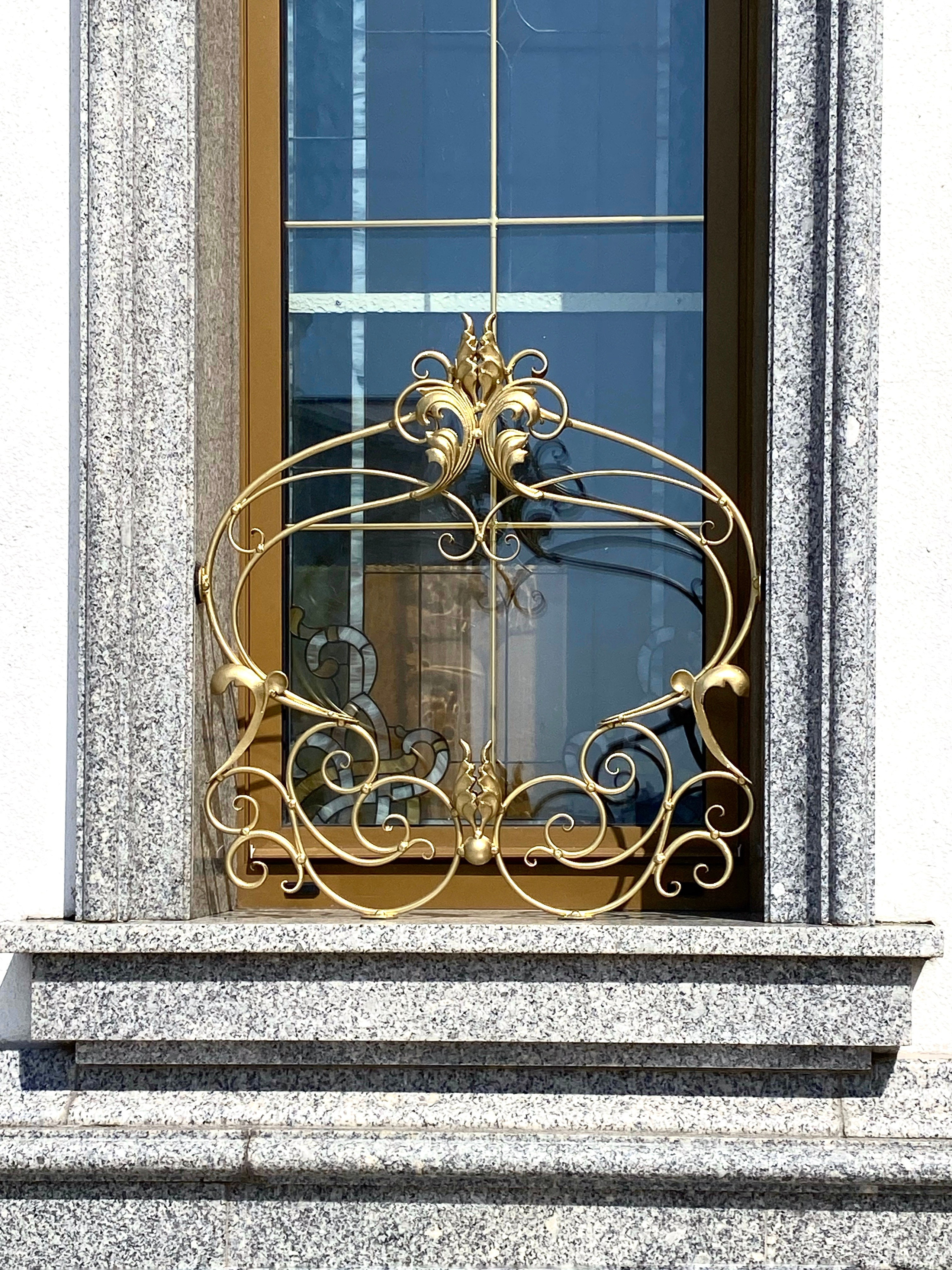 Цветочницы Храма-памятника в честь Всех Святых и в память о жертвах, спасению Отечества нашего послуживших в городе Минске Минской Епархии Белорусской Православной Церкви. 2018 - 2020 г. Сталь, лазерная резка, художественная ковка, сварка.