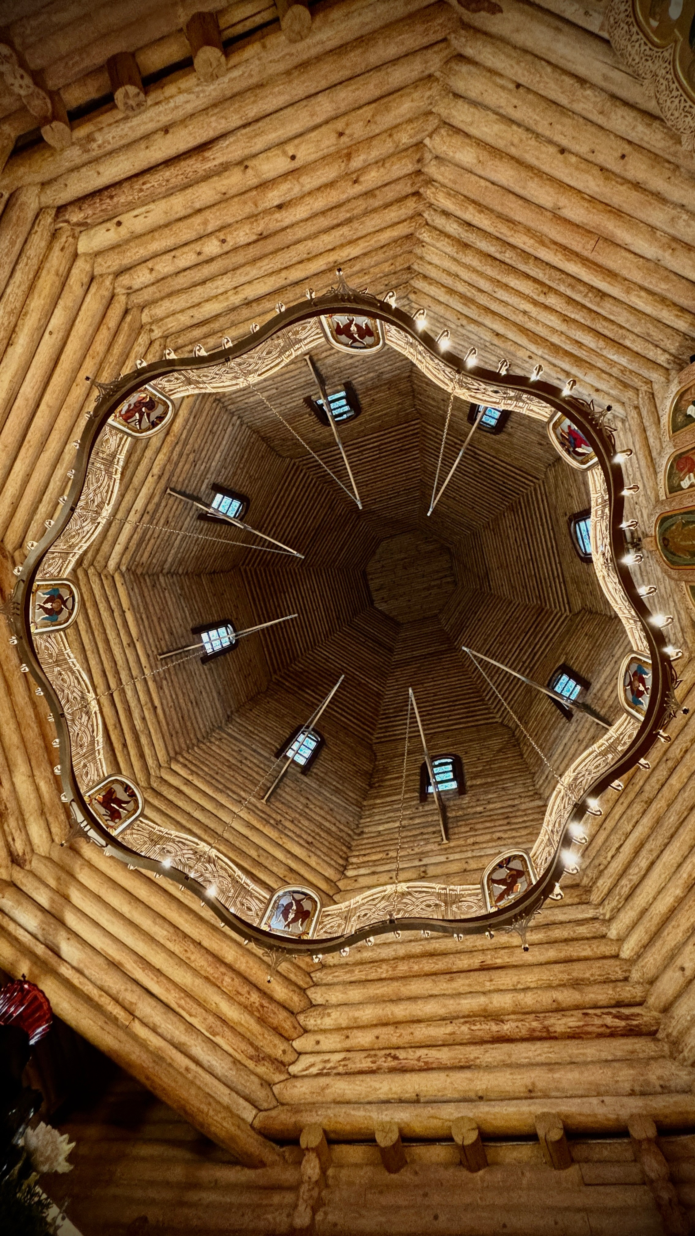 Хорос для храма Святой Троицы Прихода в честь Всех Святых в городе Минске Минской Епархии Белорусской Православной Церкви. 2022-2023. Сталь, худож. ковка, лазерная резка, сварка, витражи Анна Авгуль Магия витража.