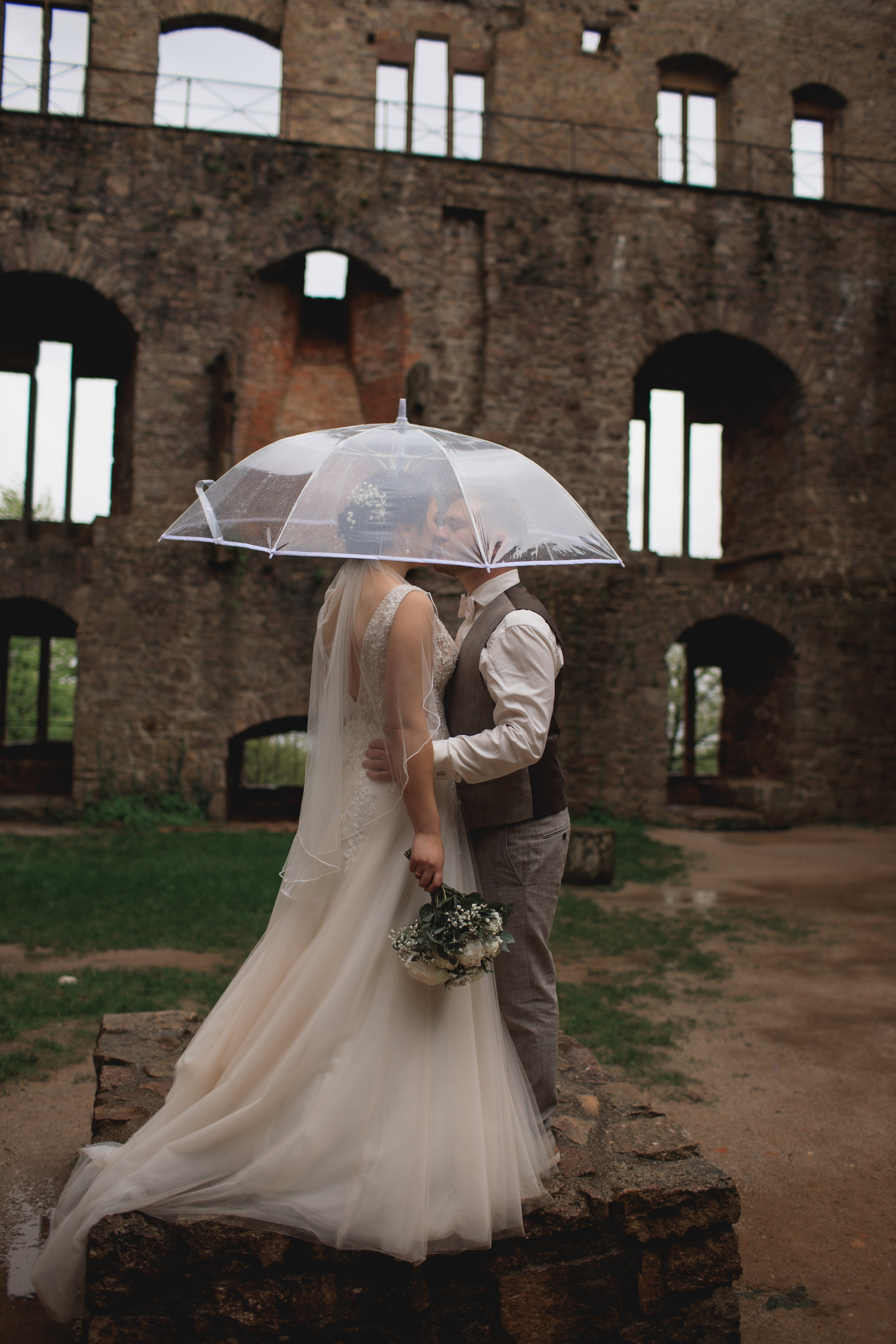 Alt- Brautpaar während der Trauung – professionelle Hochzeitsfotografie in Deutschland