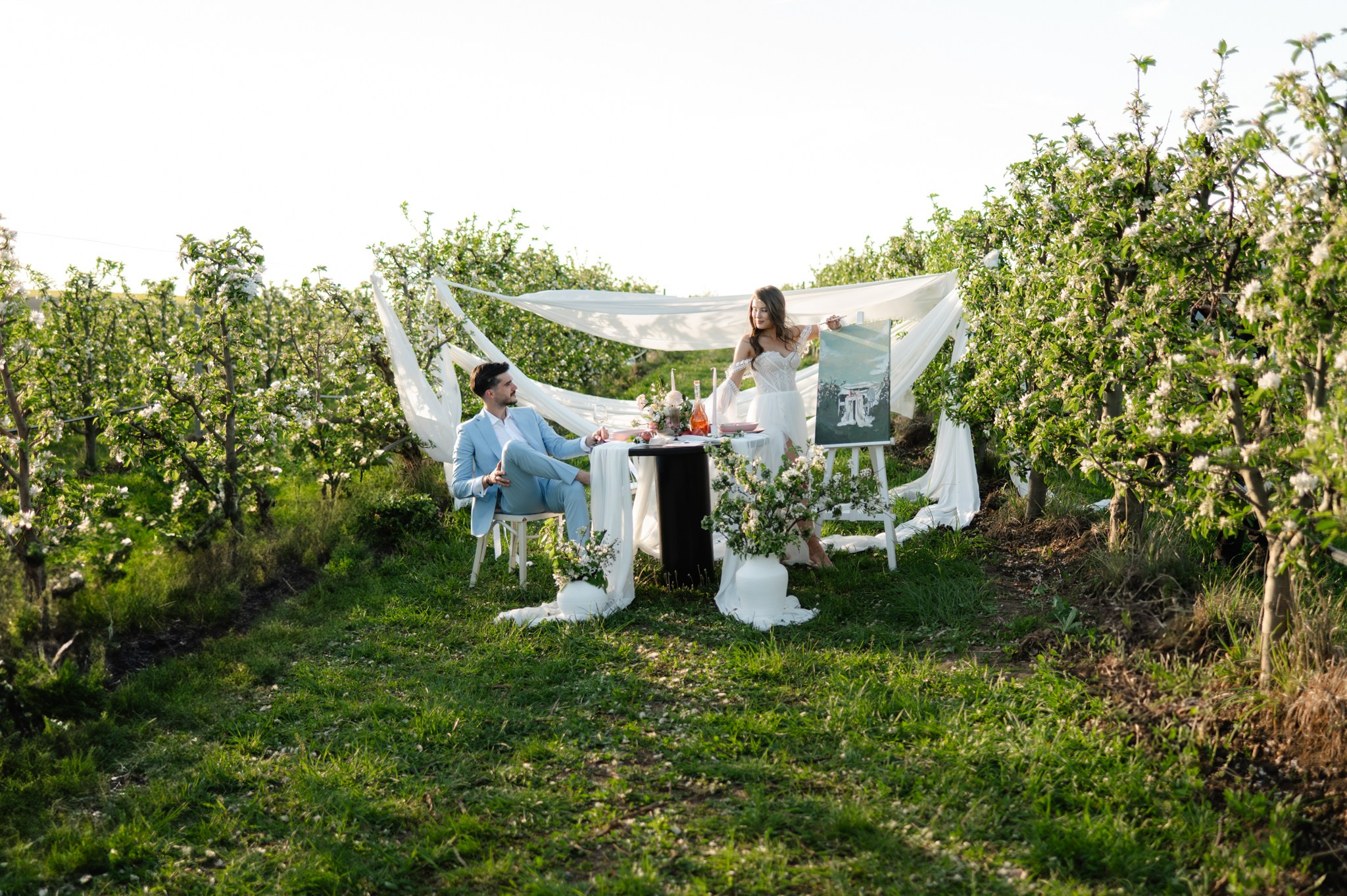 Ședință foto in livada înflorită , cuplu , îndrăgostiți, ședință foto save the date. Alexandra Hanu Photographer