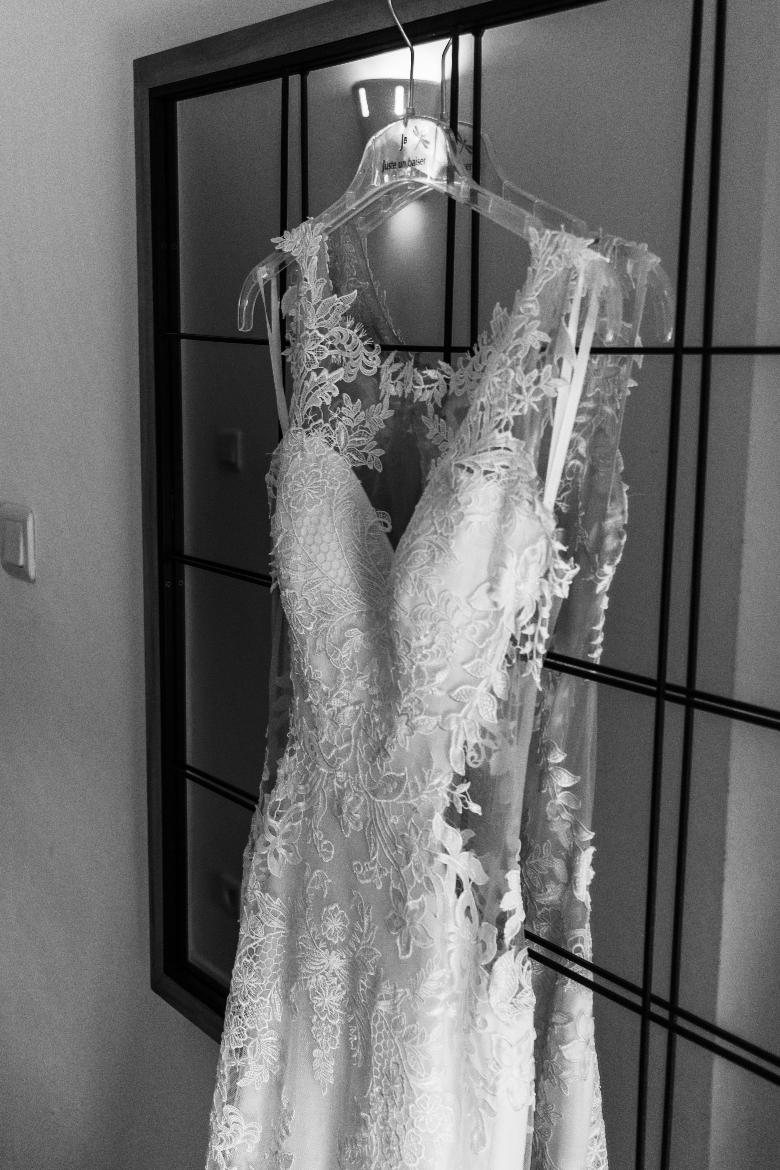 Détails des préparatifs de mariage, robes et accessoires des mariées