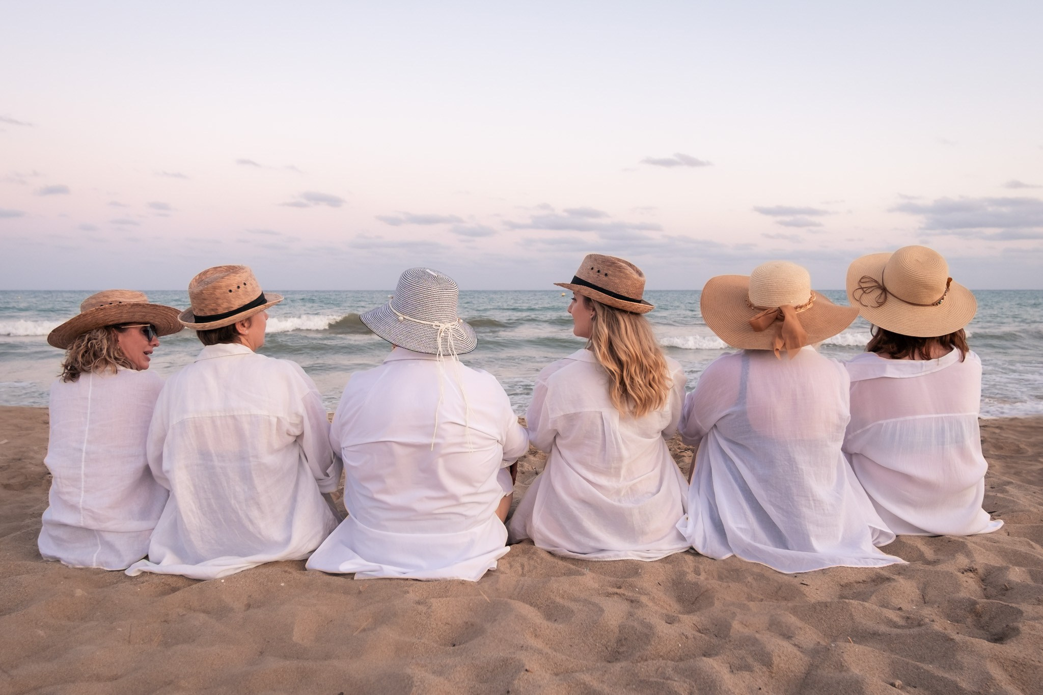 Reencuentro de amigas en la playa al atardecer. Профессиональная фотосъемка в Калафелле — Елена Медведева