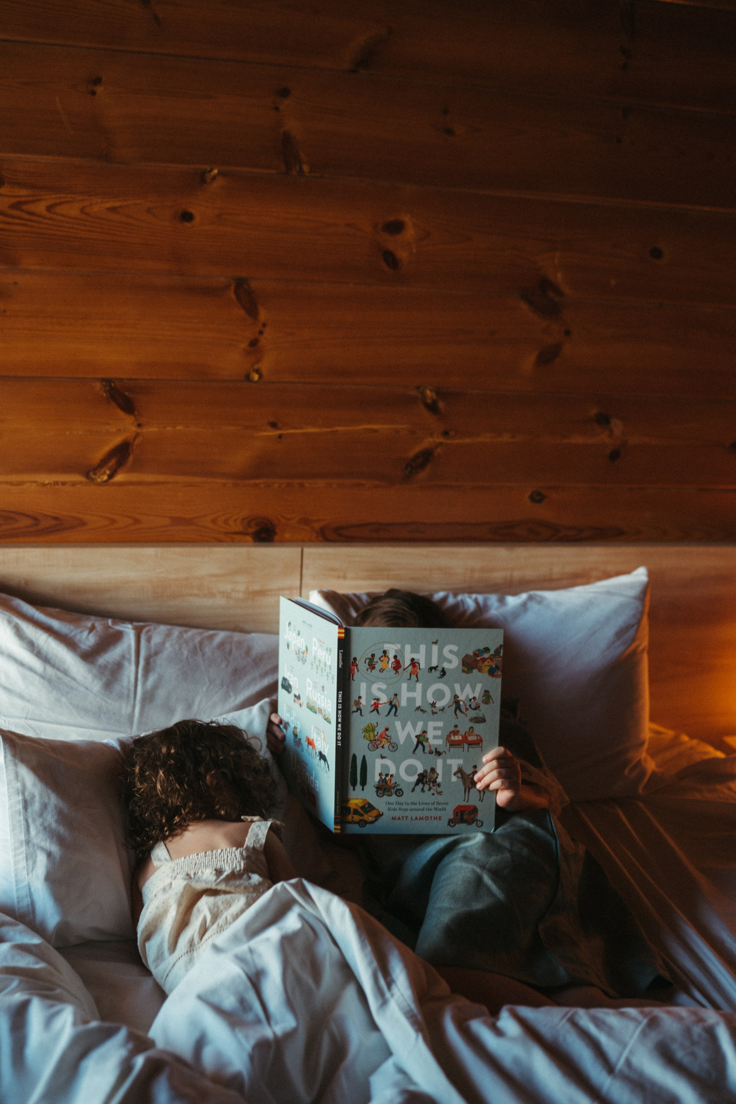 Amnah with daughters. Family photographer in Saudi Arabia