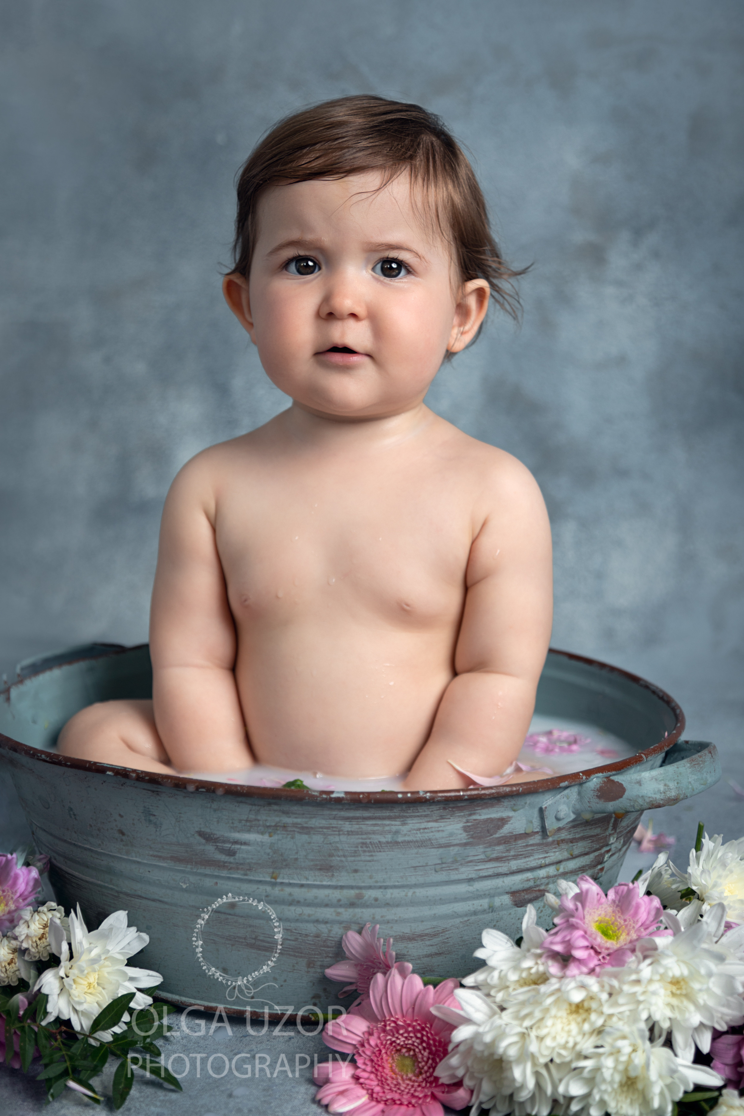 Cake smash and bath a girl