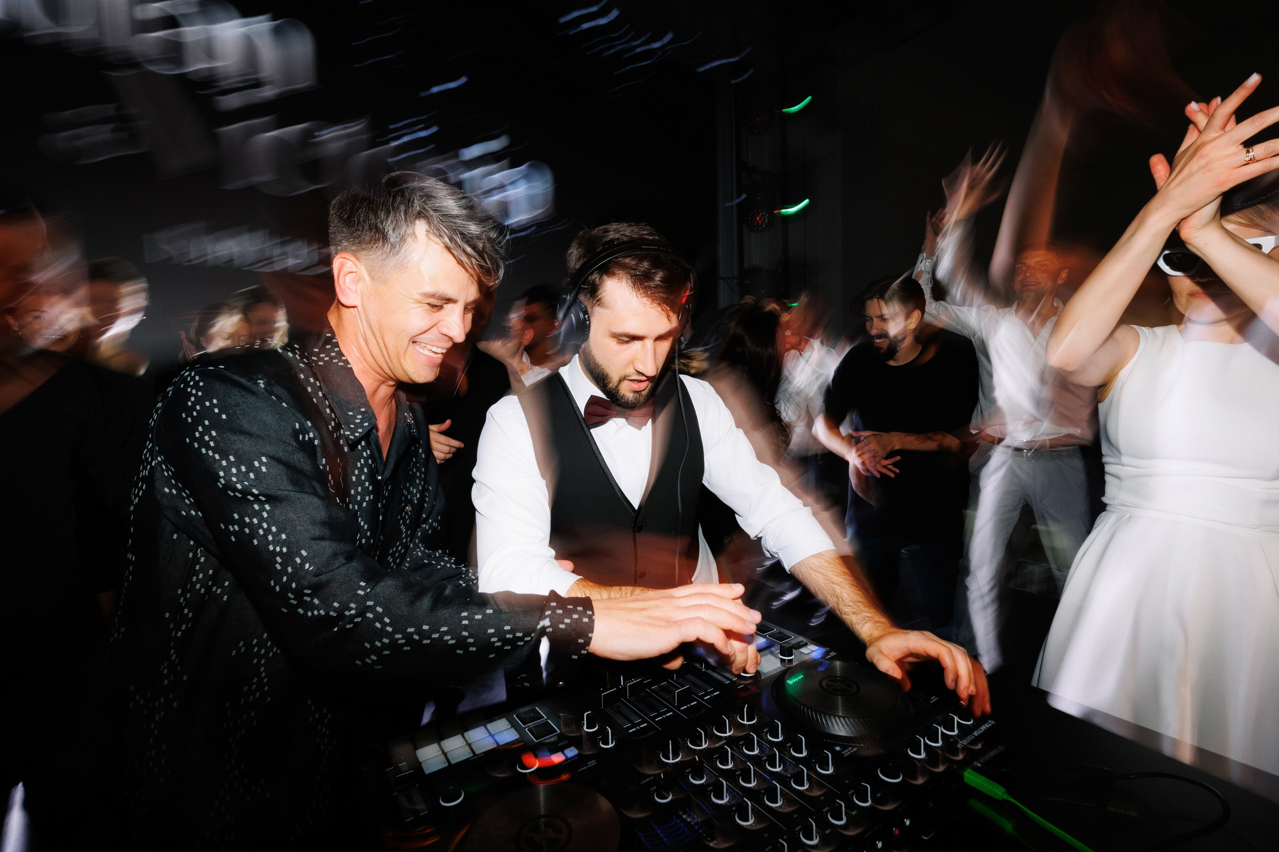 Fotograf profesionist de nuntă, poveste vizuală naturală, momente reale, film photography și digital, Moldova și Europa.