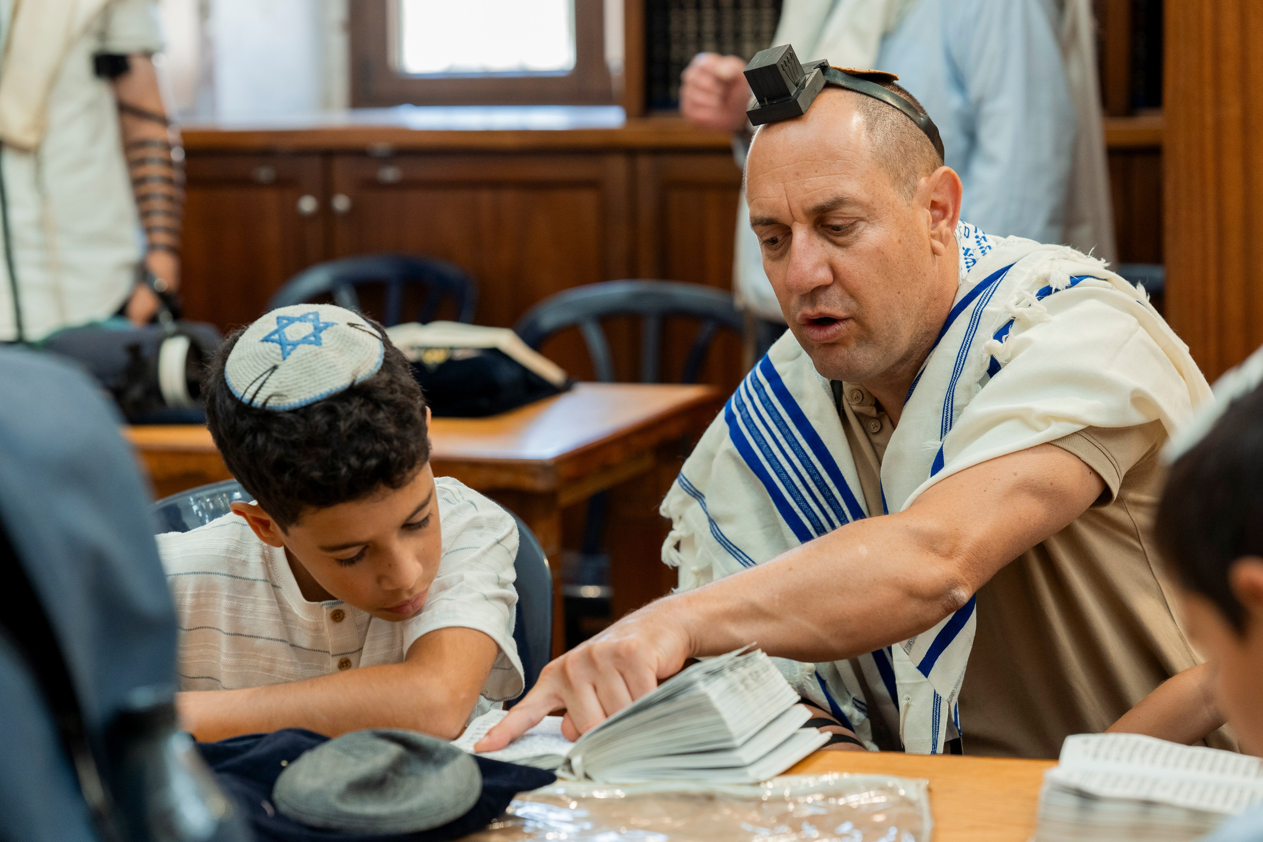 הנחת התפילין רפאל לוי. יוסף מזרחי צילום חתונה, ברית וזוגיות. צלם מקצועי שאוהב להוציא אתכם הכי יפים ברגעים הכי מרגשים