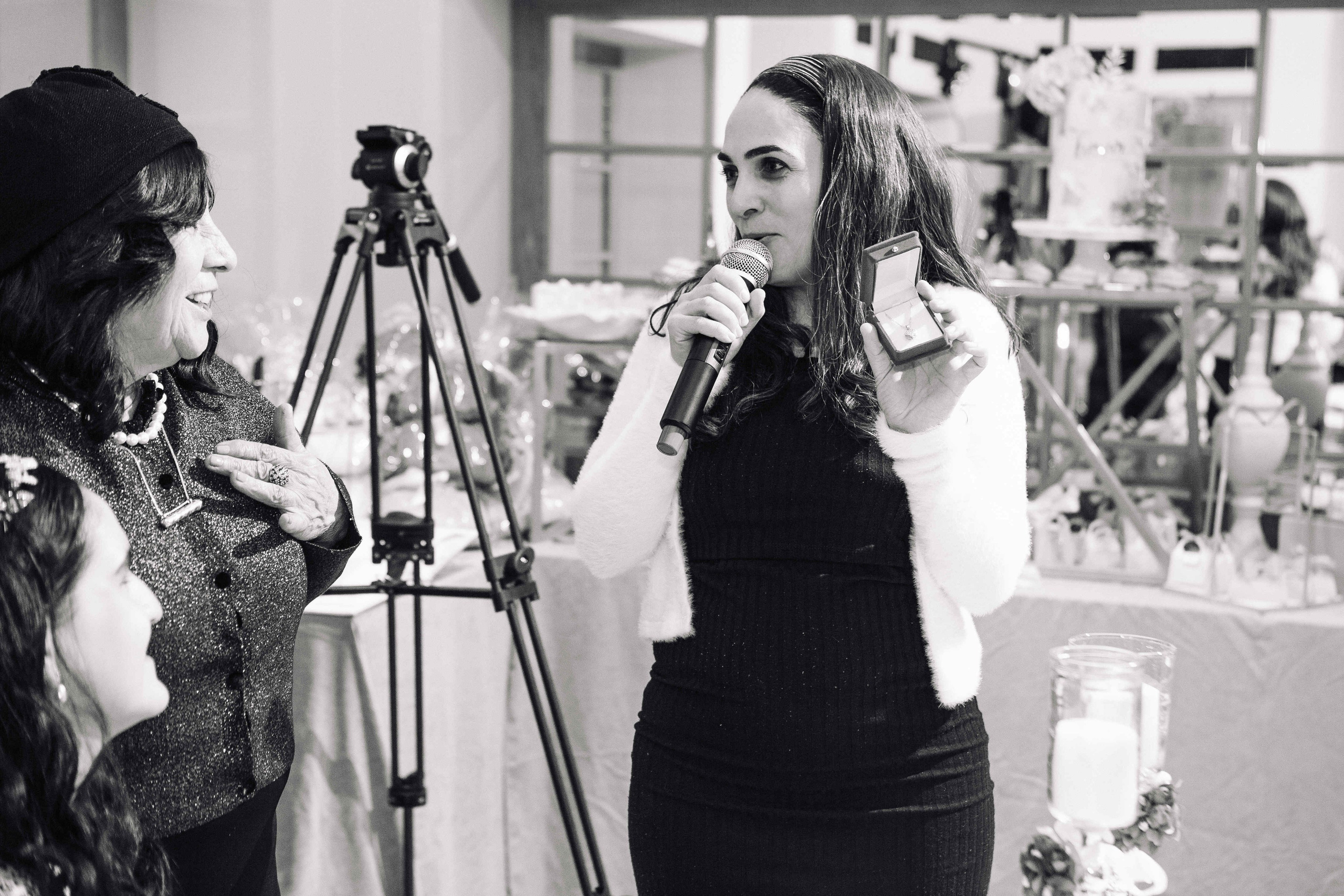 PARTY IN A RESTAURANT WITH THE WHOLE FAMILY. Https://shi-photo.com/