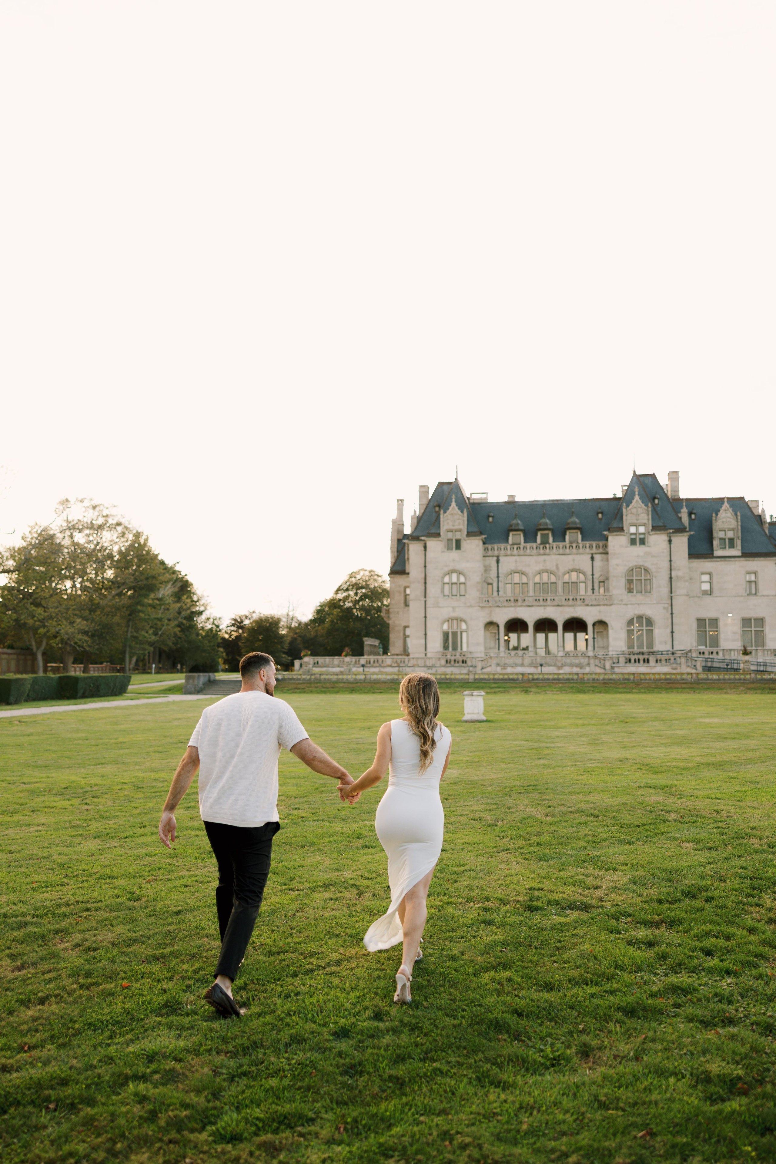 Coastal Elegance in Newport. Rhode Island Wedding Photographer Tati Simpson