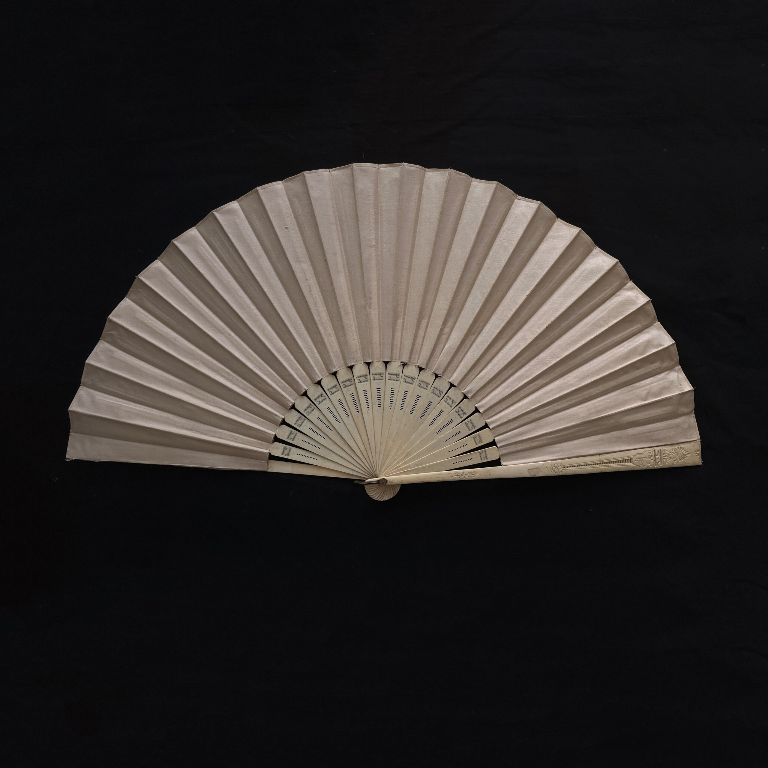 Big Silk Fan. Современнные и актикварные украшения в Барселоне, Москве и Санкт-Петербурге