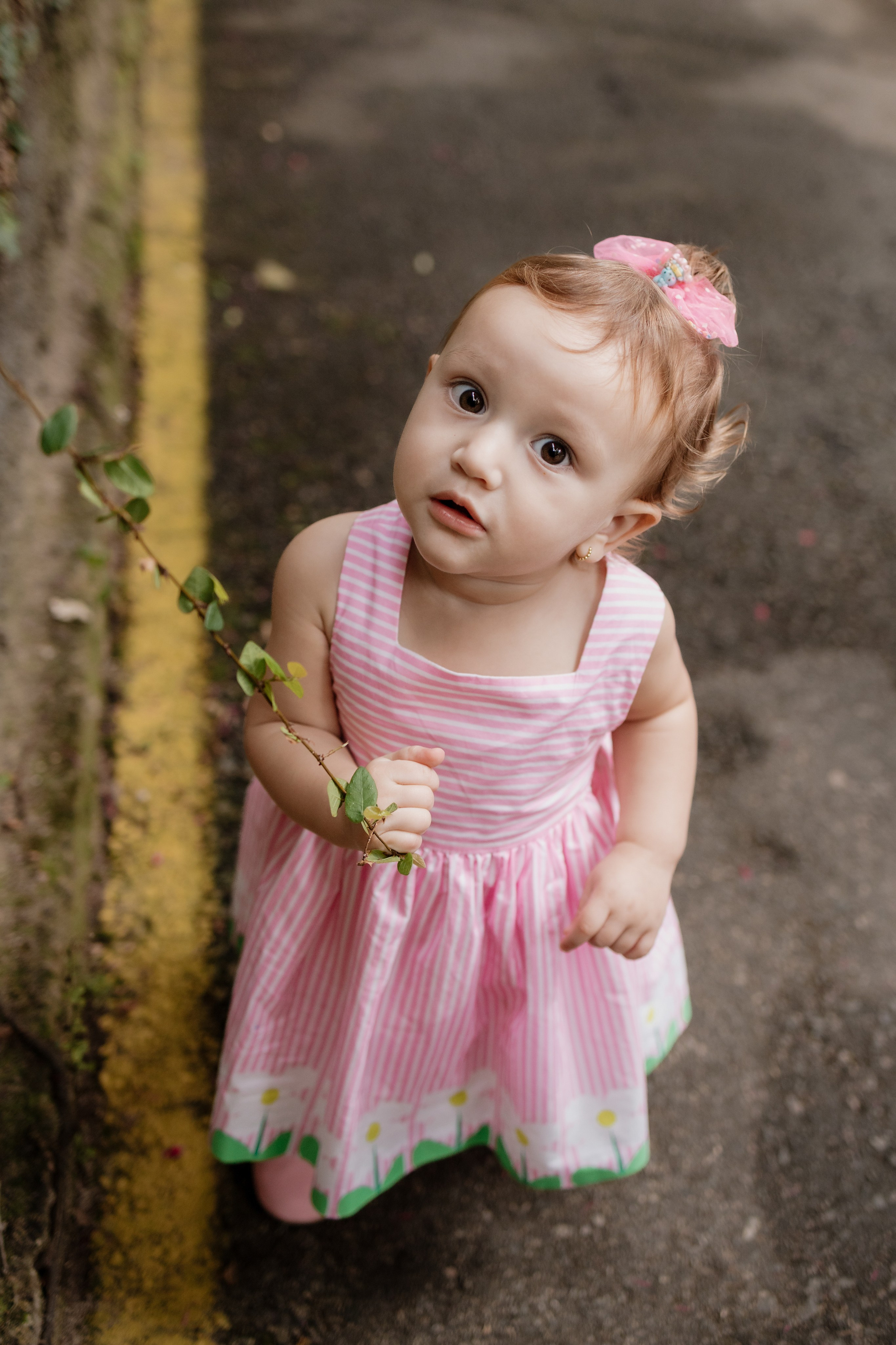 Menina passeando durante ensaio de 1 ano