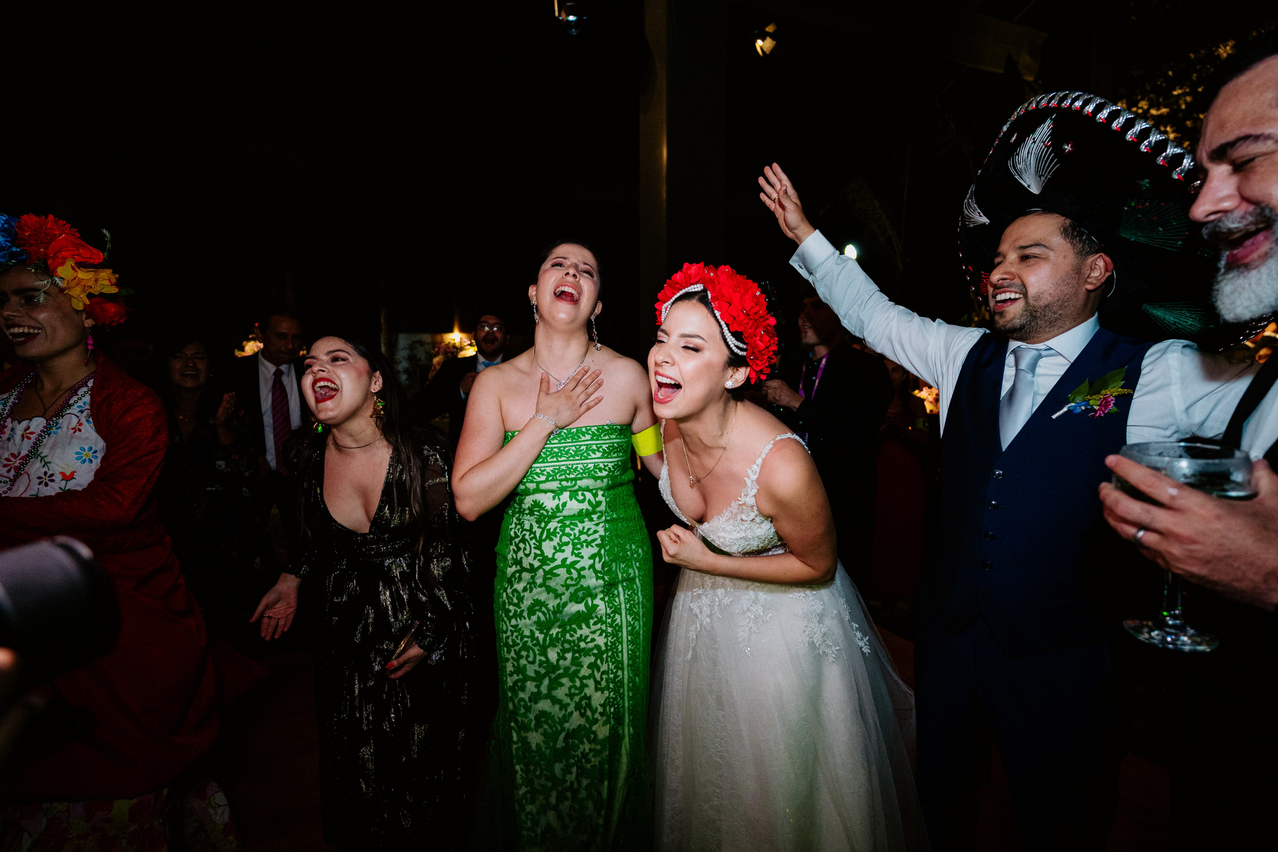 Un vistazo a la fiesta. Fotógrafo de Bodas en Lima | Ronhy Altamirano. Fotografía narrativa y cinematográfica para bodas, quinceañeras y eventos exclusivos