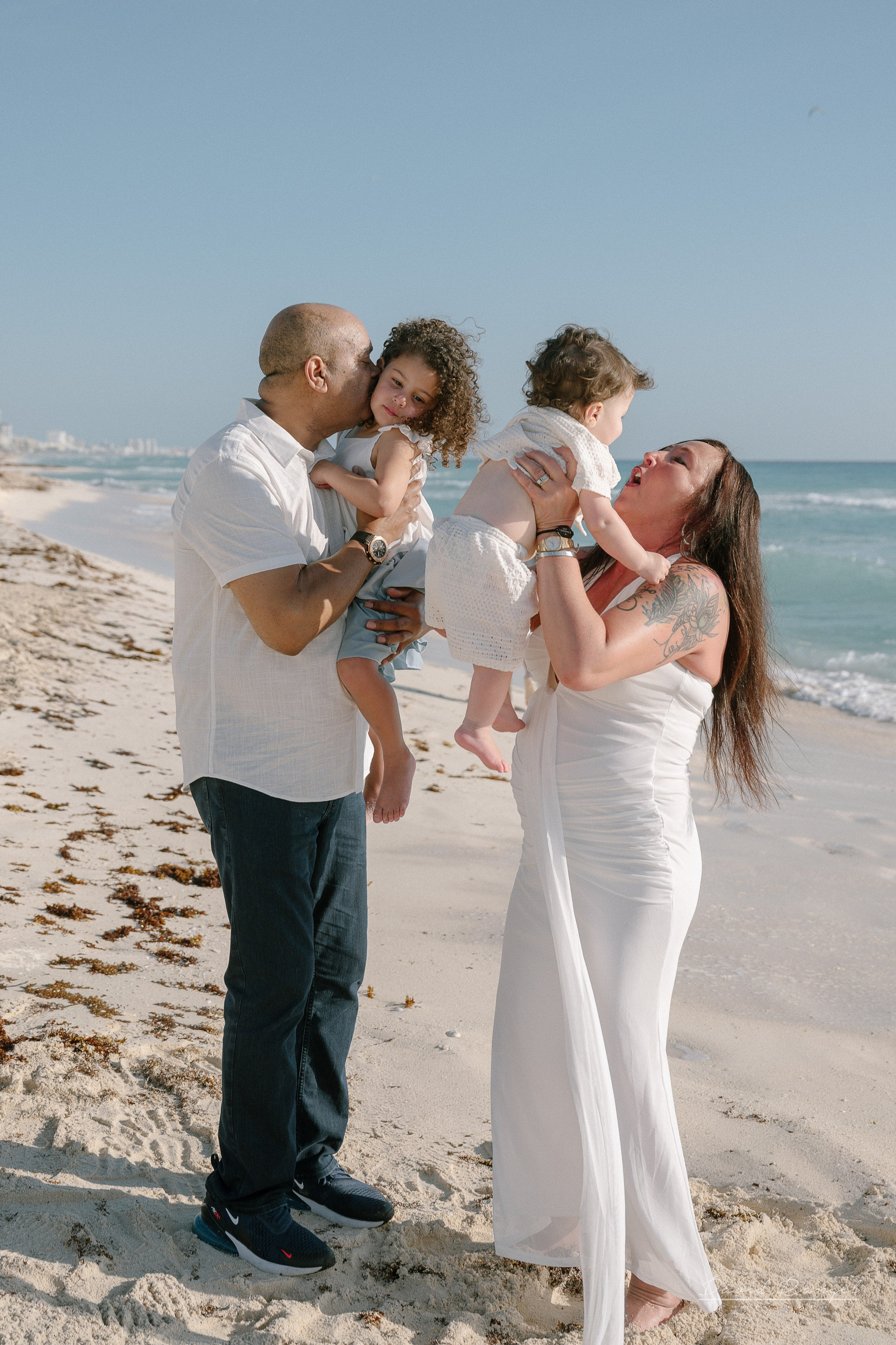 Gabi Guilliod — Family Session — Playa Delfines. Destination wedding photographer based in Cancun and Riviera Maya with service worldwide