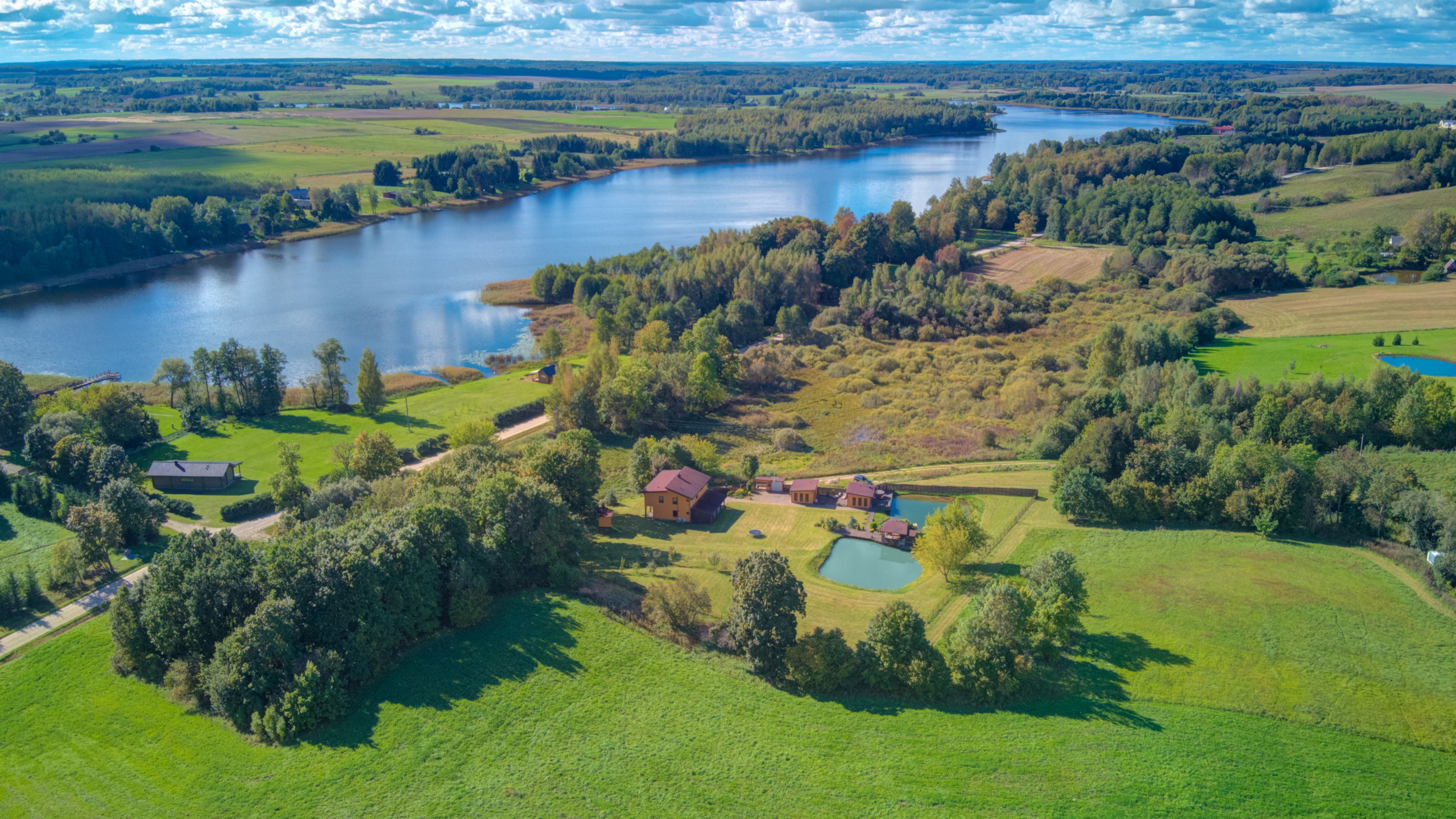 Sadyba Vinliaus r. prie ežero. Elina Sapiega fotografė Vilniuje