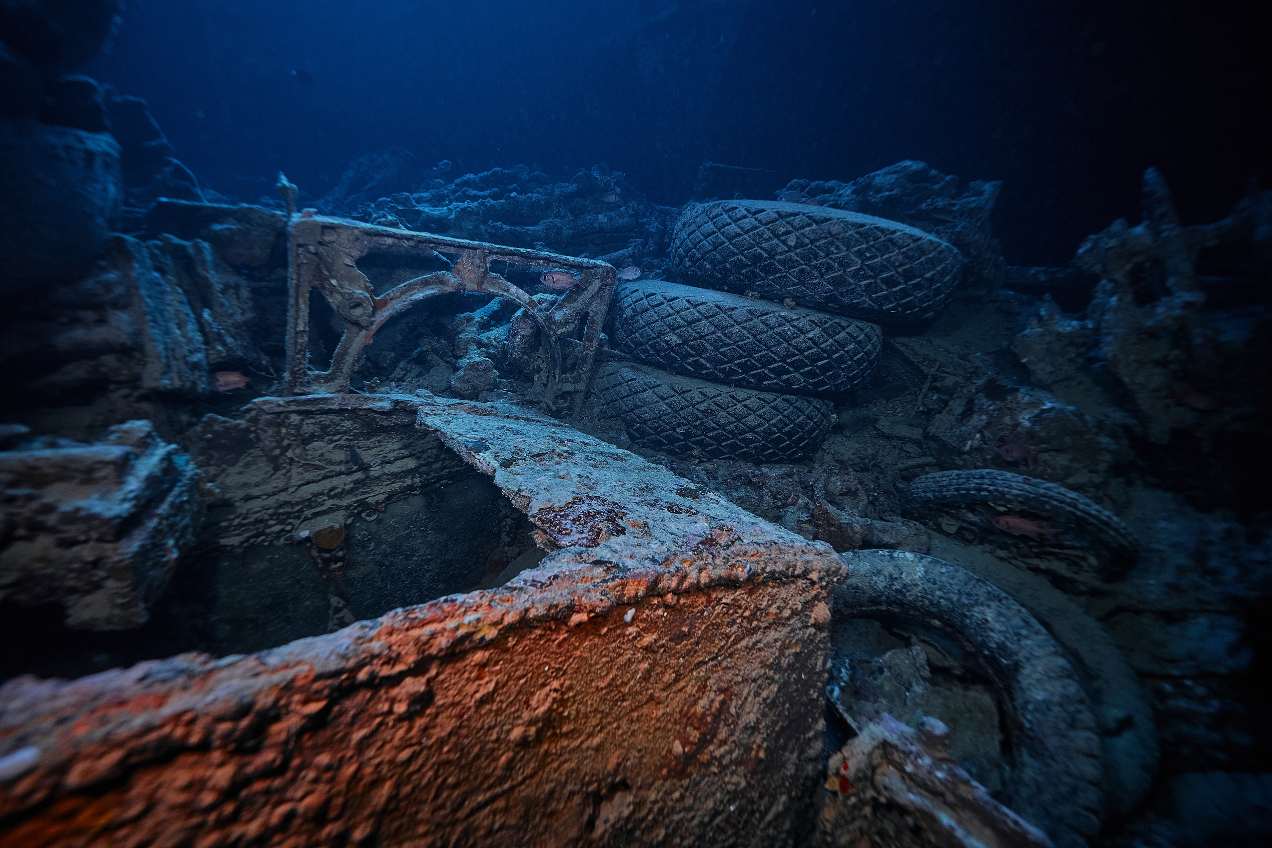 Underwater photographer Andriej Szypilow - photos of the mysterious SS Thistlegorm - sunken ship in the red sea