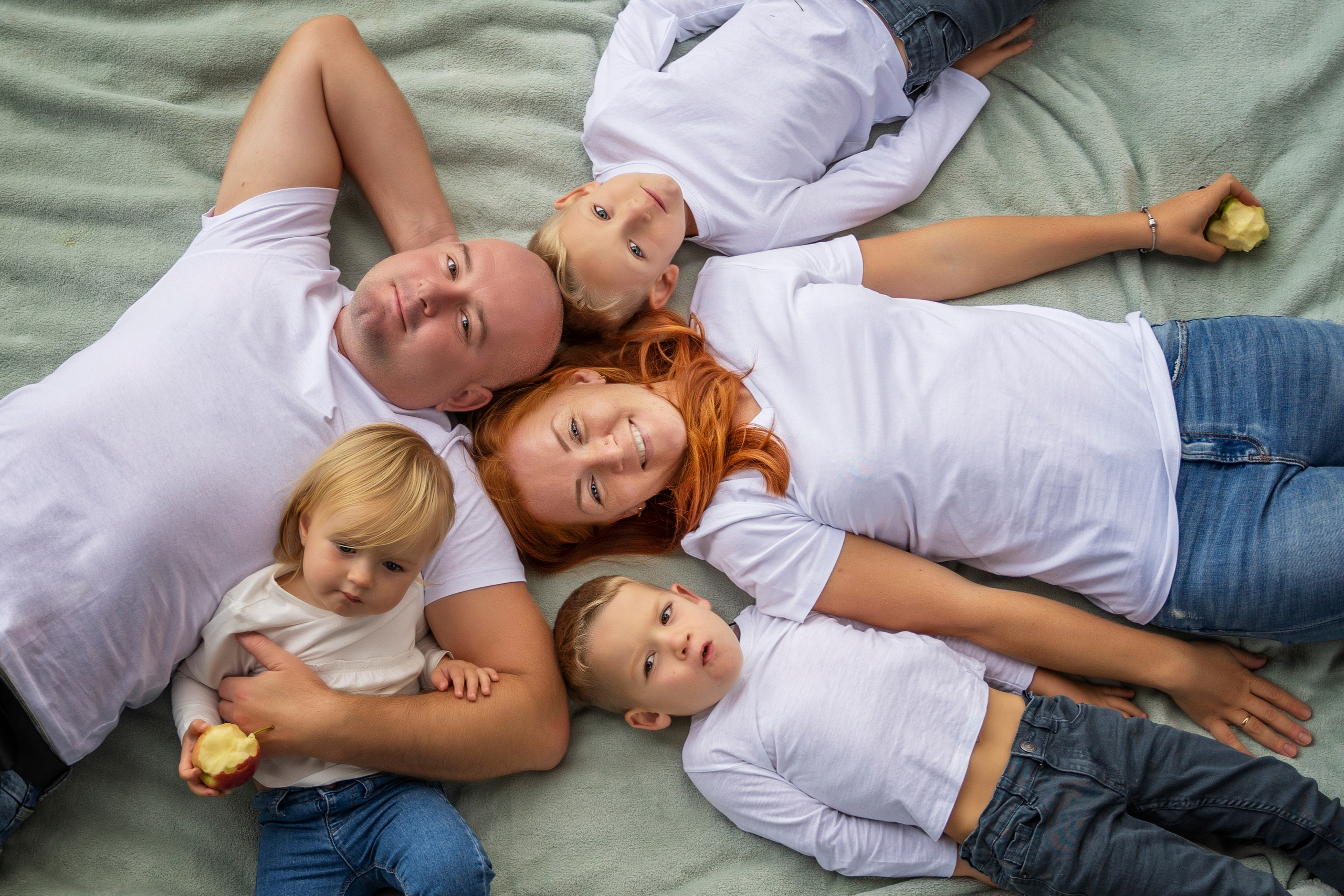 A family picnic in Ciutadella Park. Inicio