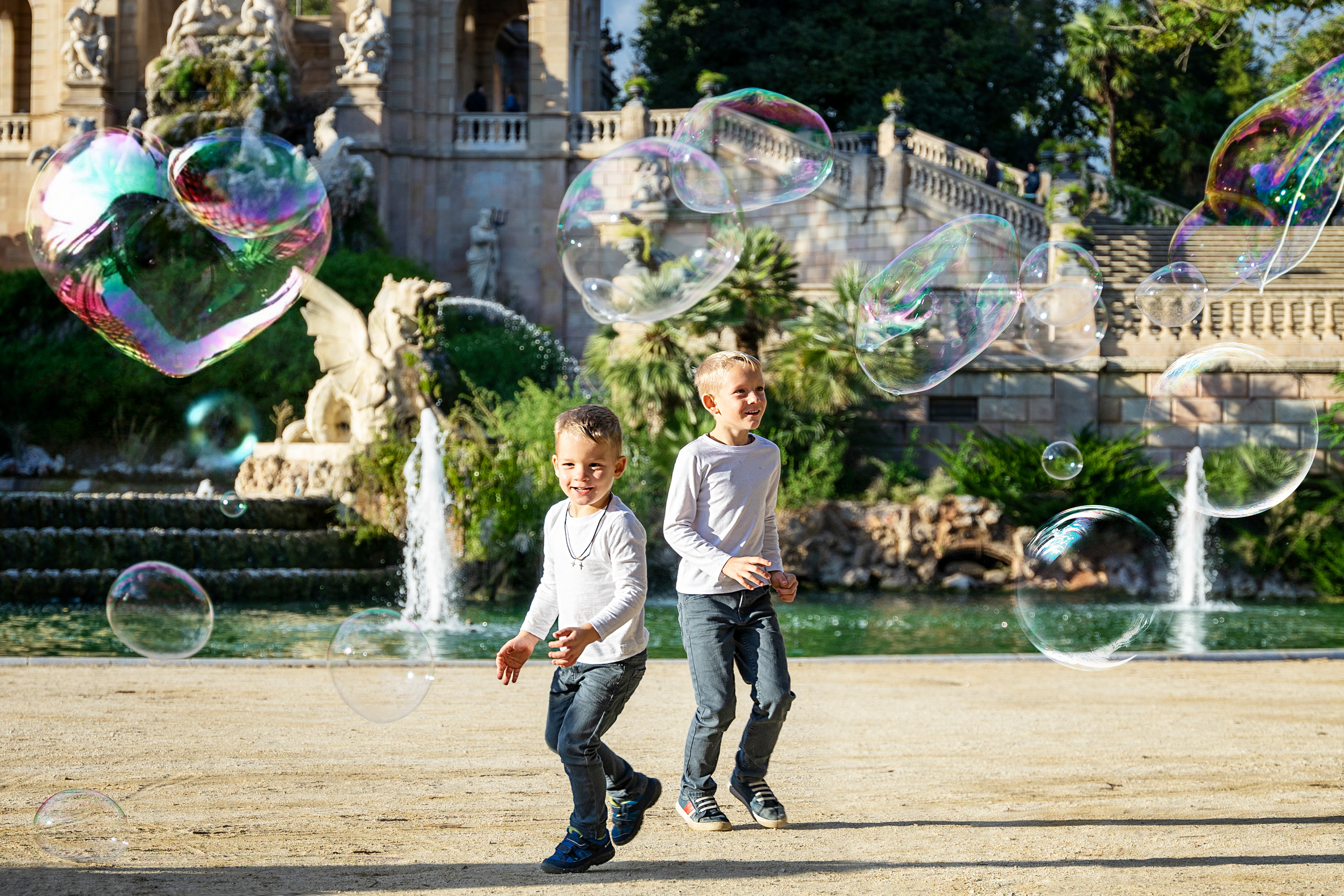 A family picnic in Ciutadella Park. Inicio