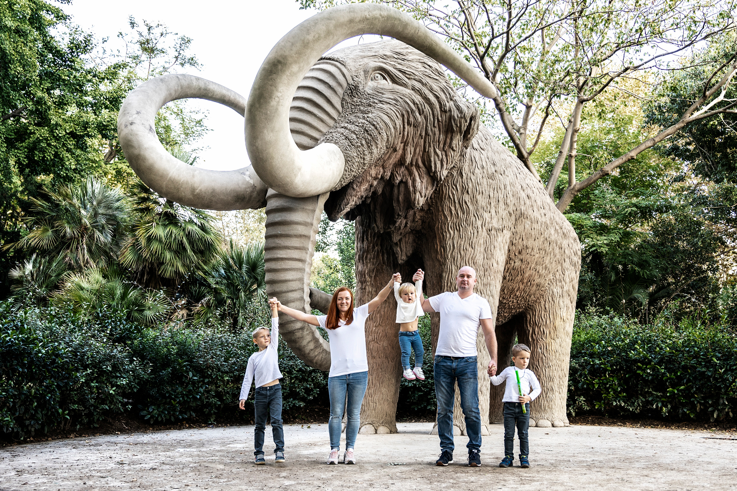 A family picnic in Ciutadella Park. Inicio