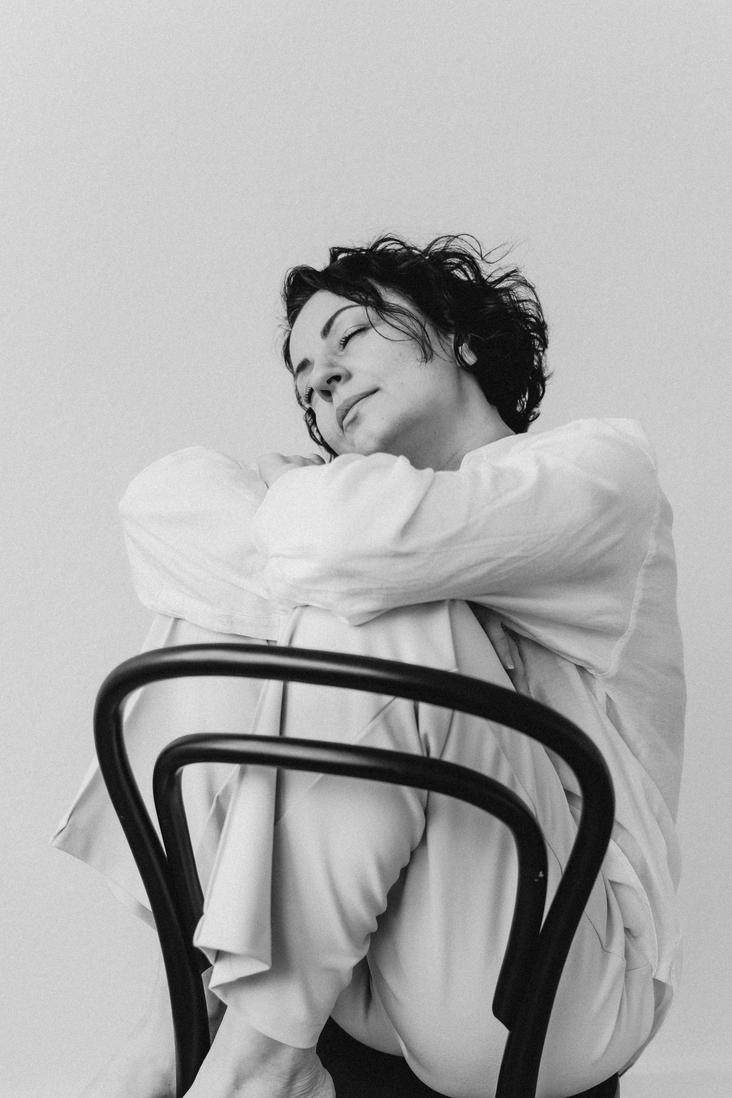 Fotoshooting im Studio mit weißem Licht. Schwarz-weiß Fotografie in Münster. Fotografin Viktoria Roschen