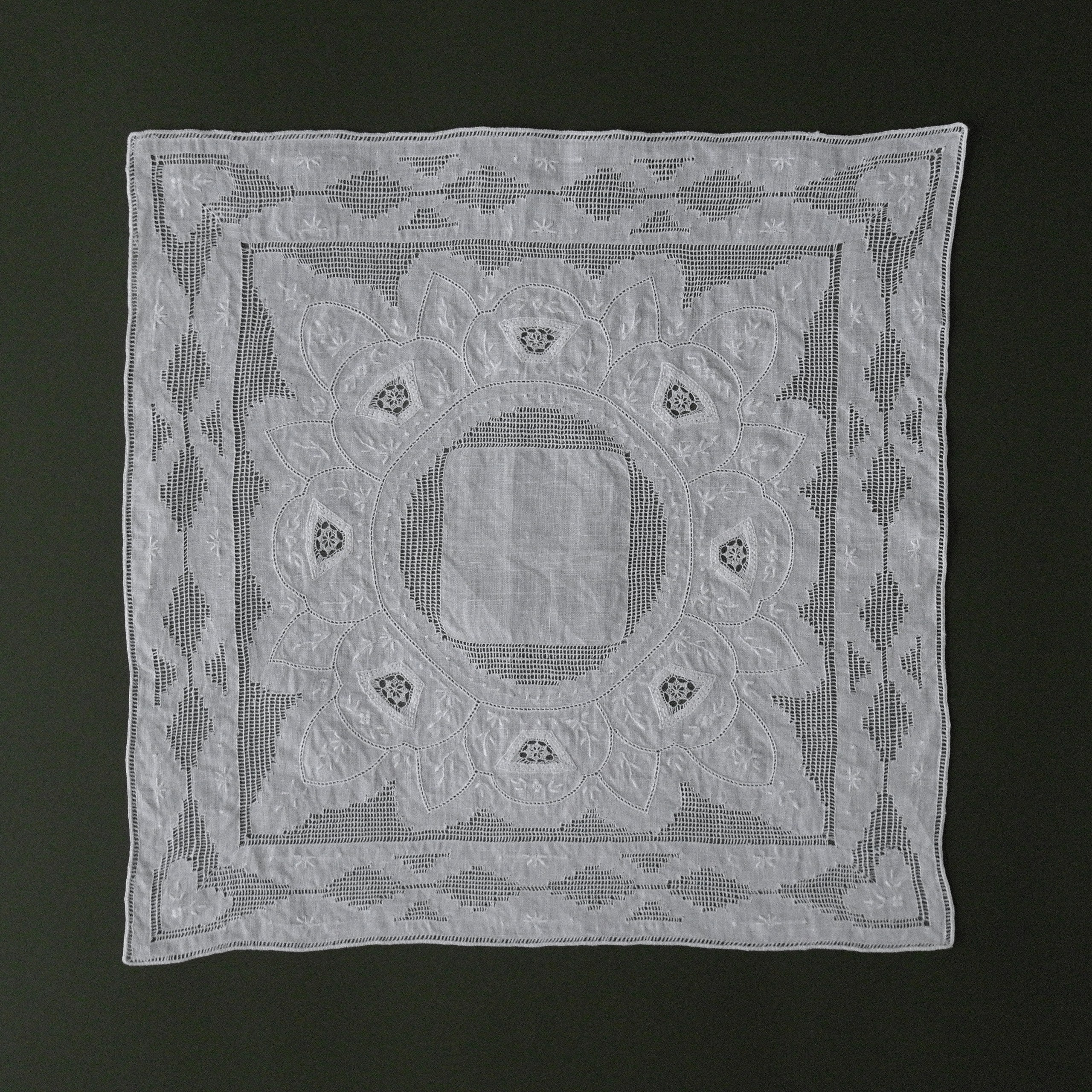 Lace napkins2. Современнные и актикварные украшения в Барселоне, Москве и Санкт-Петербурге