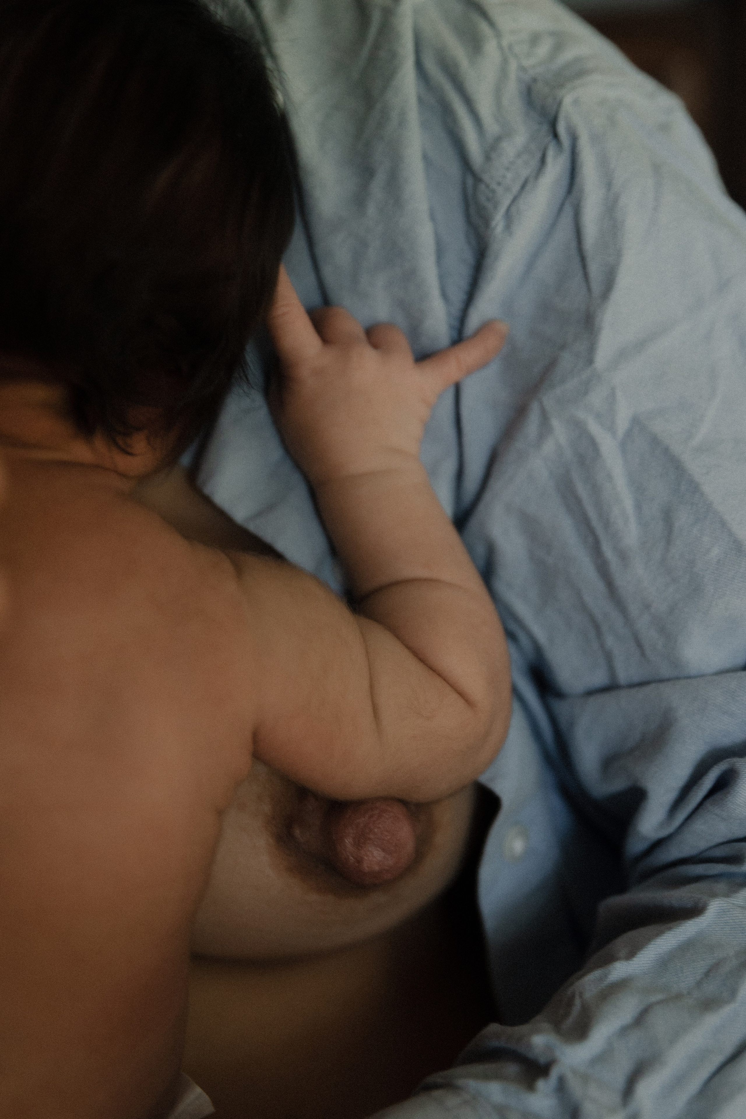 Sesión en casa con recién nacido y mamá — Dulzura y momentos reales. Photographer in Santiago, Chile Anna Almazova