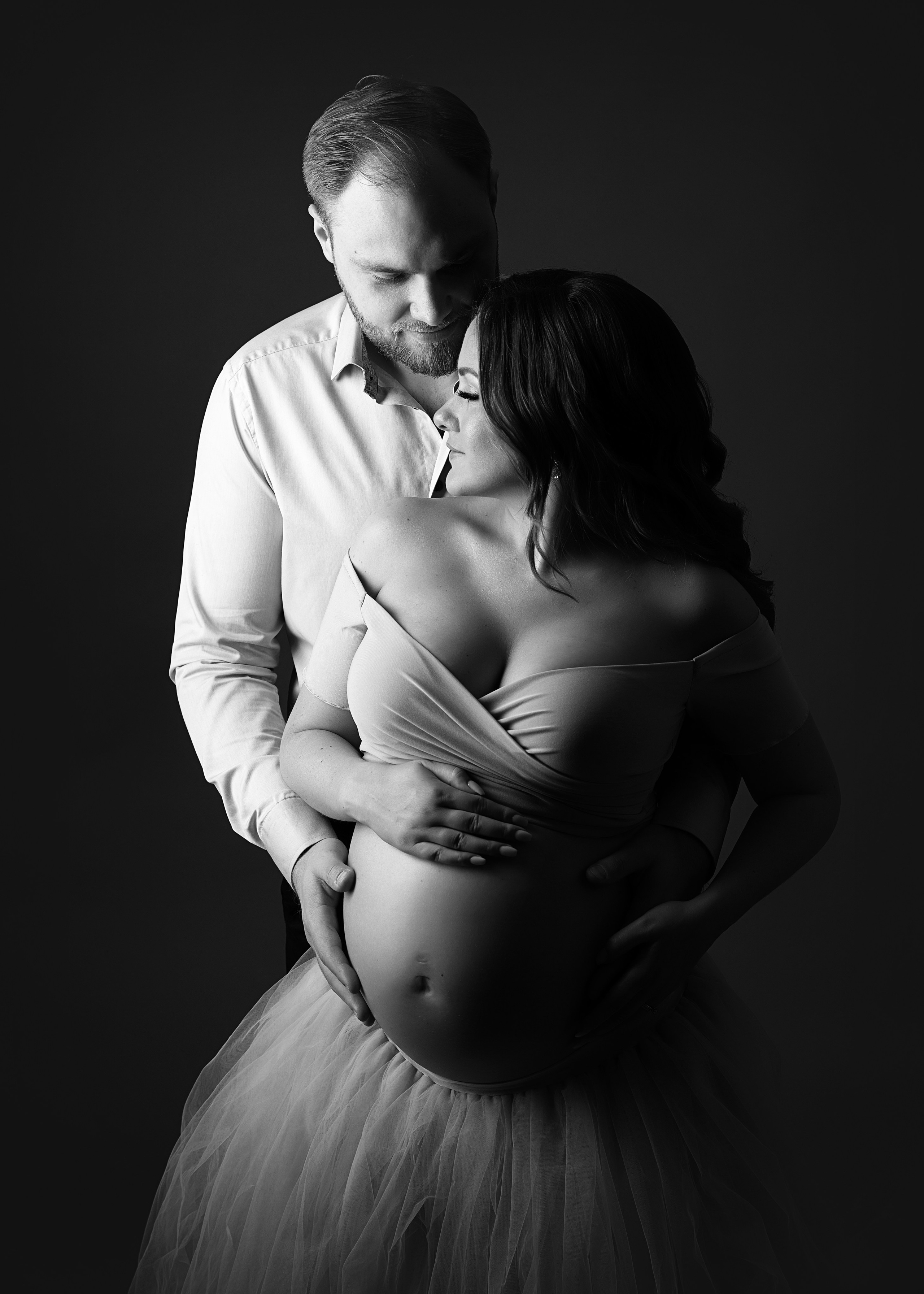 Upplev en elegant fotossession för din graviditet, med professionella bilder och vackra klänningar tillgängliga för uthyrning.