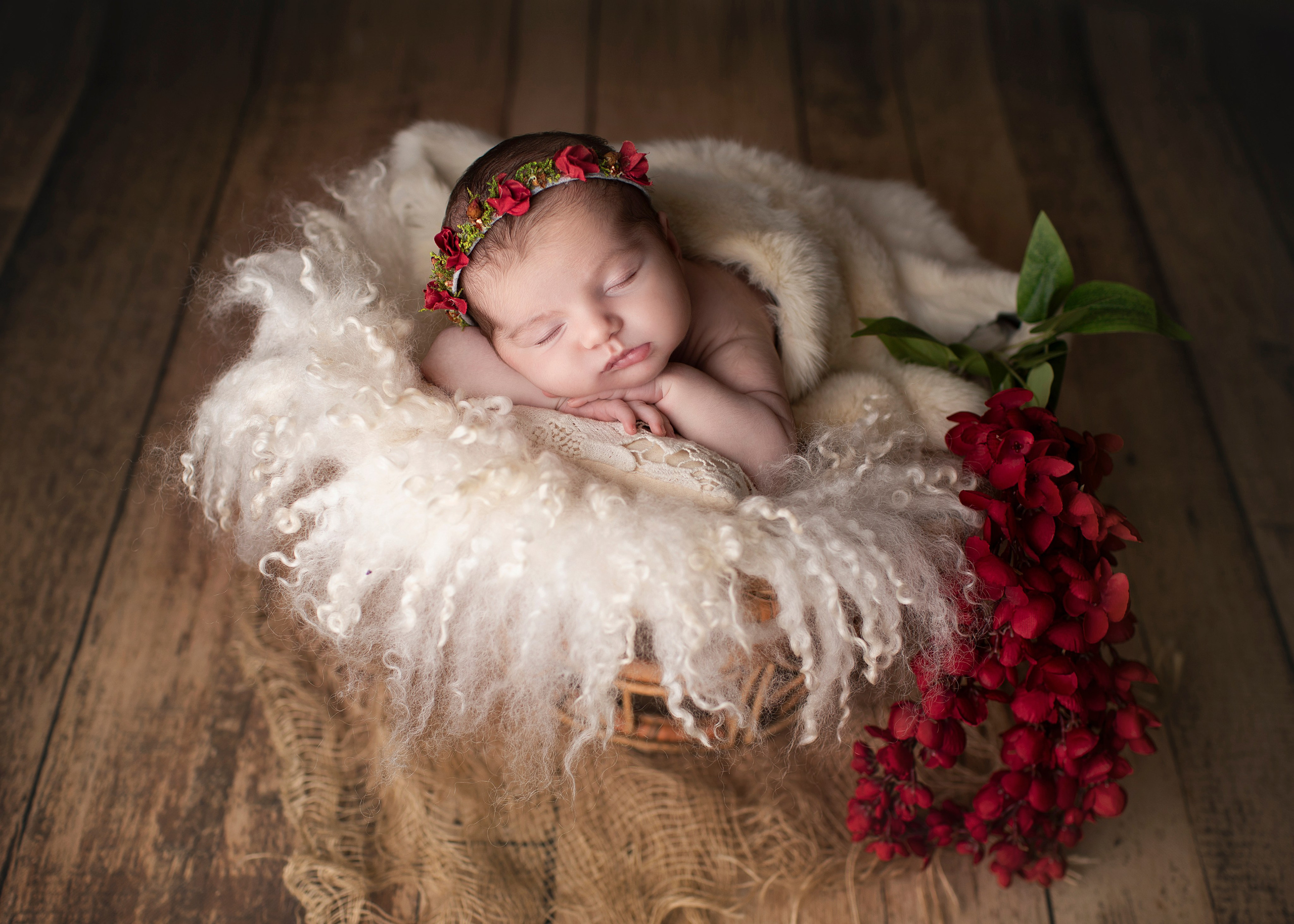 Storebror kramar sin lilla syster ömt, ett minnesvärt fotografi från fotostunden tillsammans.