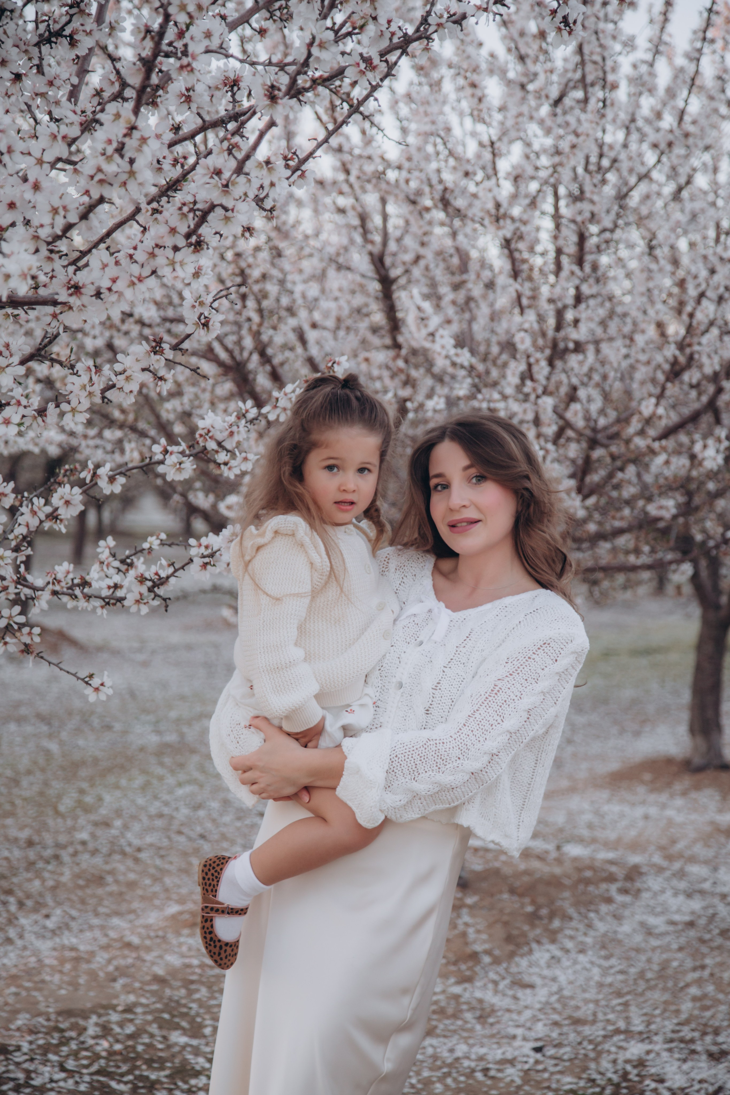 Family in nature. Family and children’s lifestyle photographer Elena Tumanova