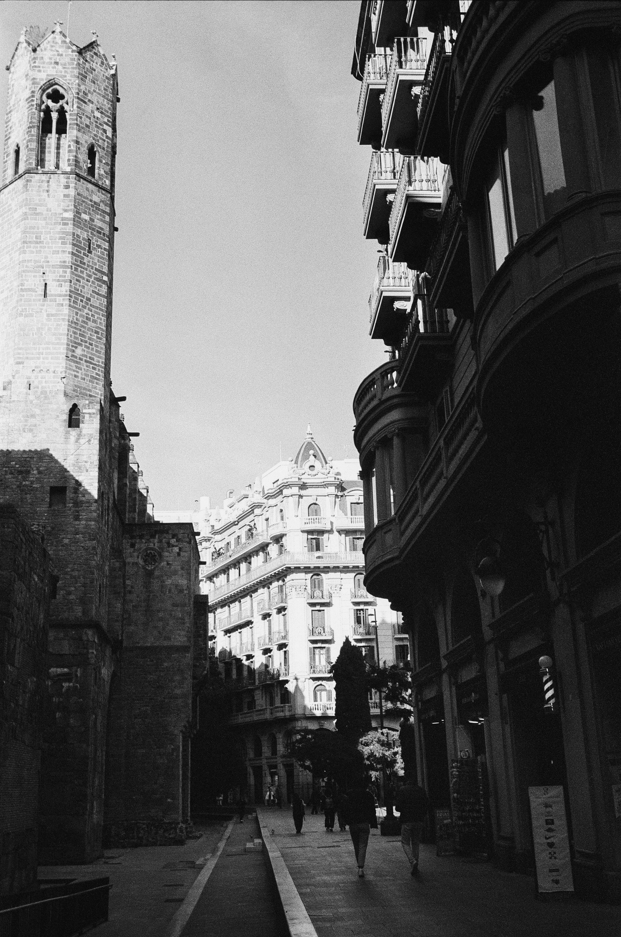 Barcelona — Light, Rhythm and Architecture. Wedding Stories — Professional Wedding Photography & Videography in Germany, Italy, Spain & all across Europe