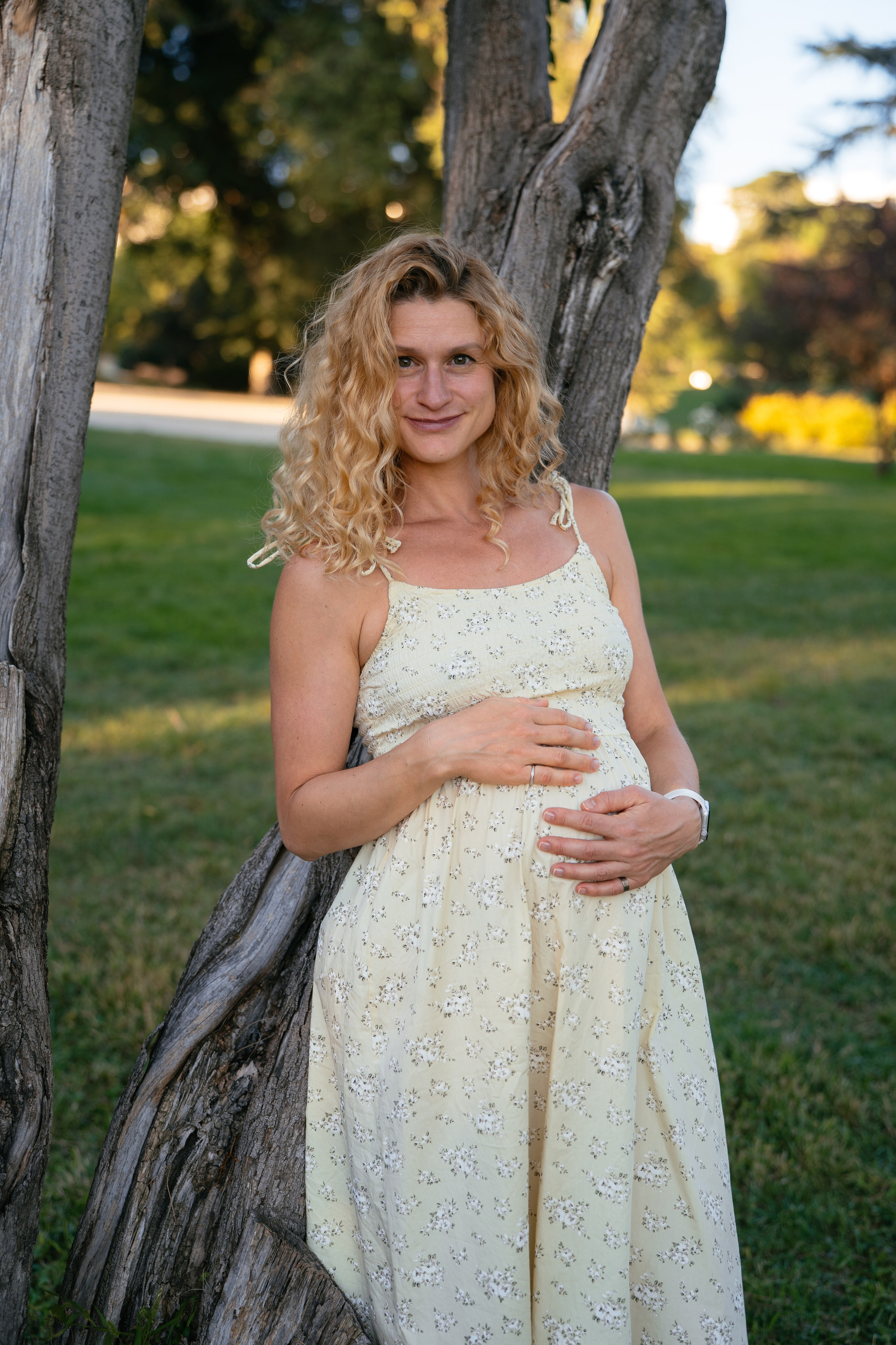 Candid pregnancy photoshoot in the park. Photographer in Madrid, Spain. Alyona Belyaninova