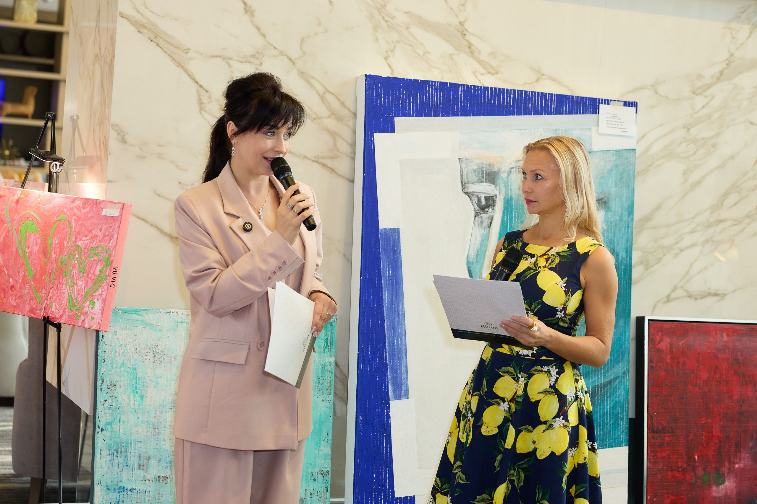 Авторская благотворительная художественная выставка Дианы Бортник. Фотограф Юлия Маковеева