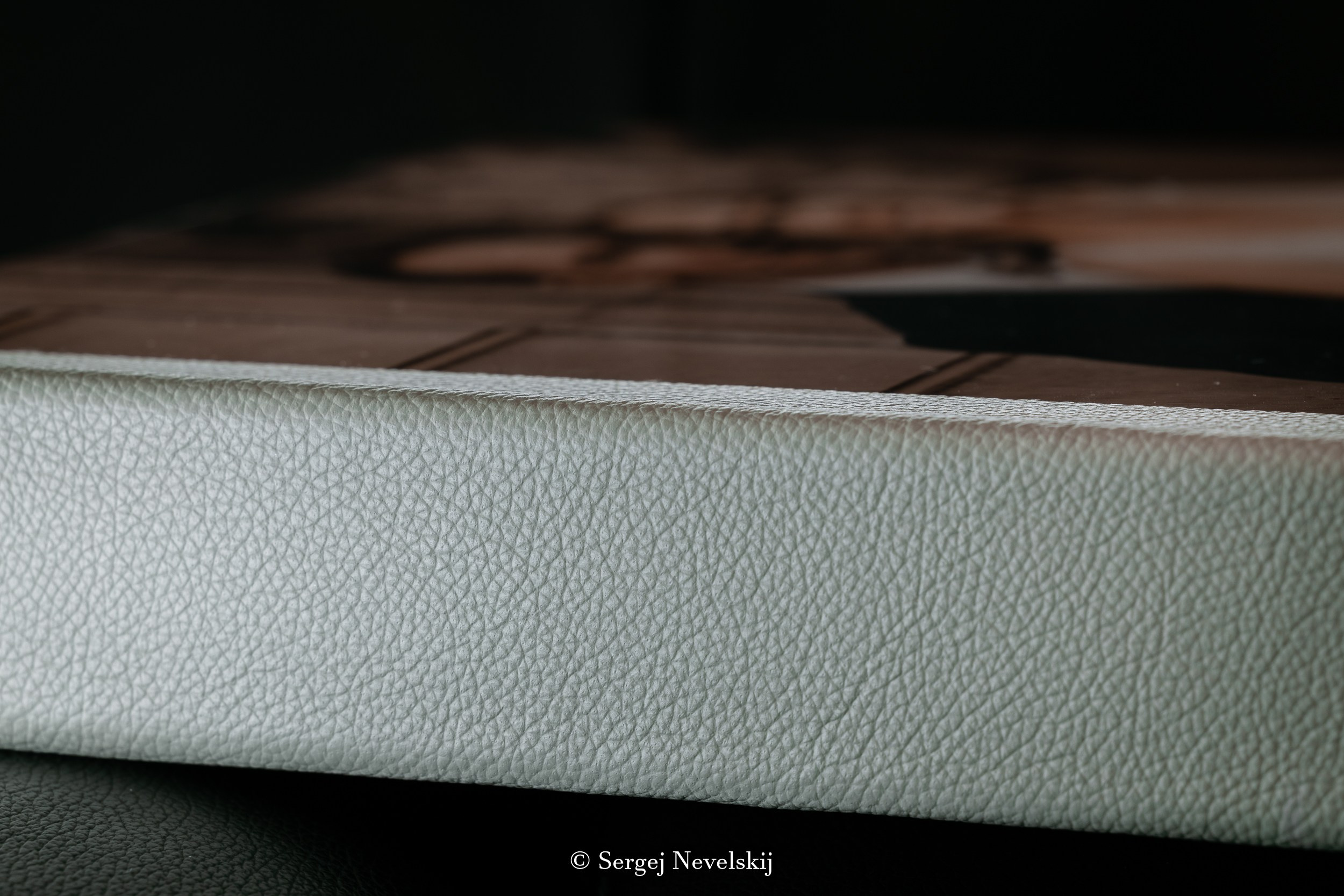 Premium-Fotoalbum mit Einband aus hellbeigem Naturleder und transparenter Acrylglas-Deckplatte, Layflat-Bindung mit Metallspirale. Ideales Hochzeits- oder Familienalbum der Luxusklasse. Hochwertige Verarbeitung, dicke Seiten mit silbernem Schnitt. Perfekt für exklusive Fotobücher.