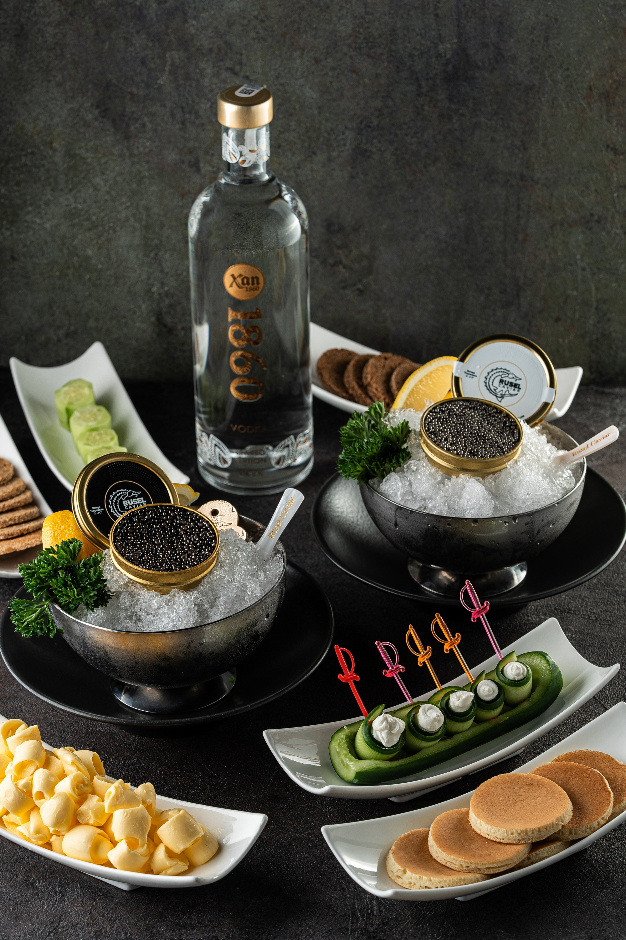 Xan 1860 arağı və qızılı qabda qara kürü, buz üzərində limon dilimləri və kərə yağı, xiyar qəlyanaltıları və blinçiklərlə lüks süfrə düzümü